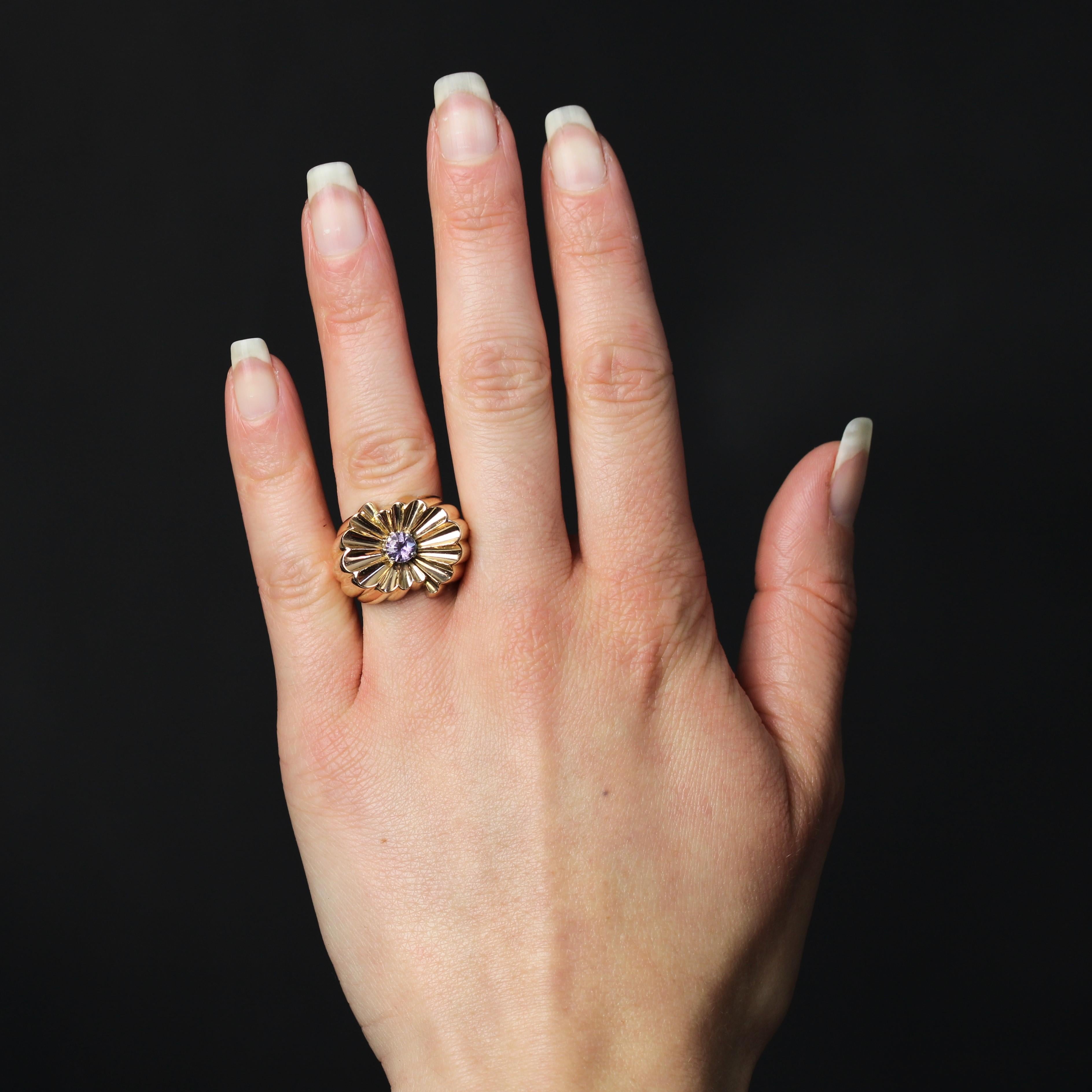 Ring aus 18 Karat Gelbgold.
Ein prächtiger und imposanter Retro-Ring, dessen Fassung durchgehend mit Gadroons durchzogen ist. Ein natürlicher lilafarbener Saphir ist in 4 Krallen im Herzen des Schmucks gefasst. Der Ring ist mit MR 31.12.51