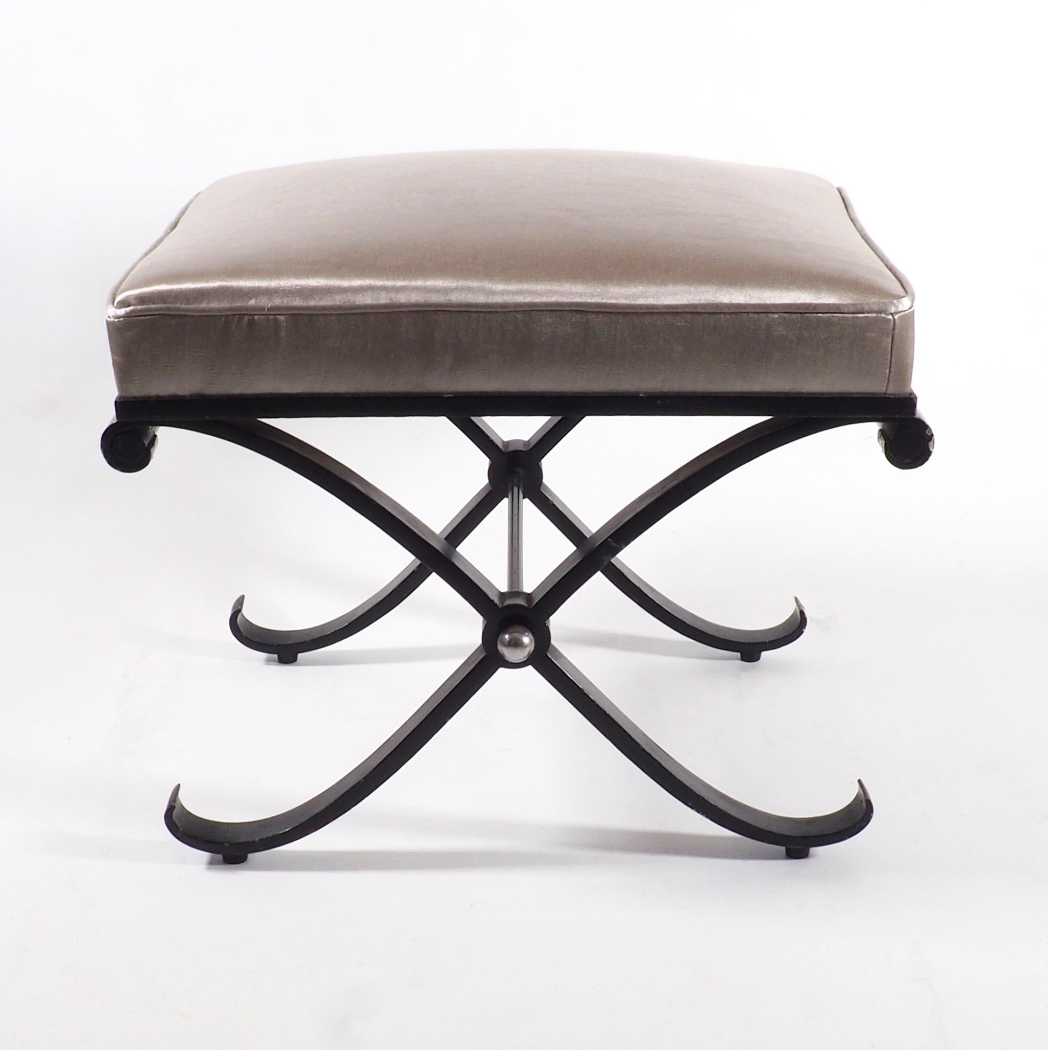 Elegante sgabello a x neoclassico francese degli anni '50 in ferro smaltato con accenti in nichel.

