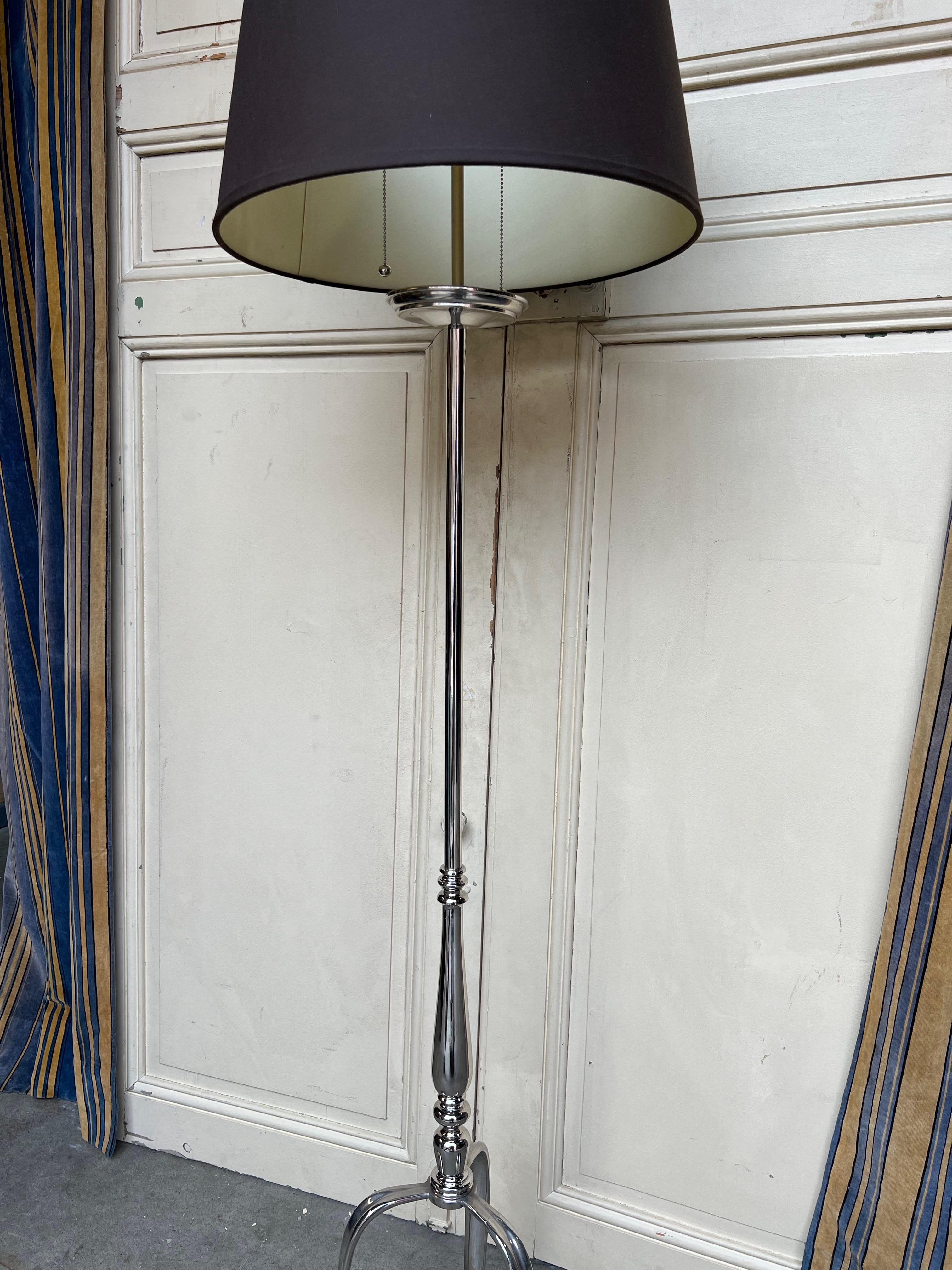 Französische vernickelte Stehlampe aus den 1950er Jahren auf einem Dreibeingehäuse (Beschichtet) im Angebot