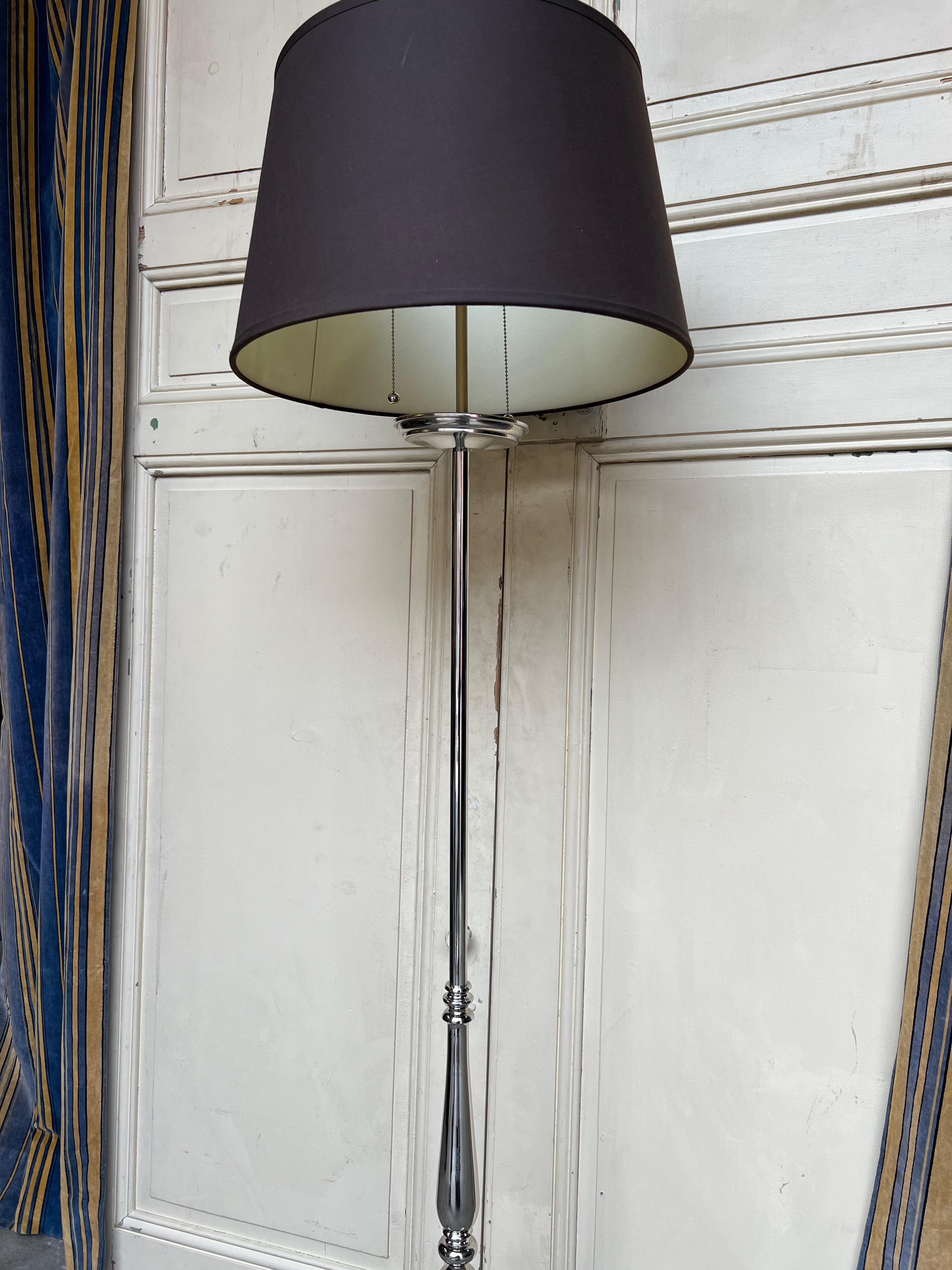 Französische vernickelte Stehlampe aus den 1950er Jahren auf einem Dreibeingehäuse im Zustand „Gut“ im Angebot in Buchanan, NY