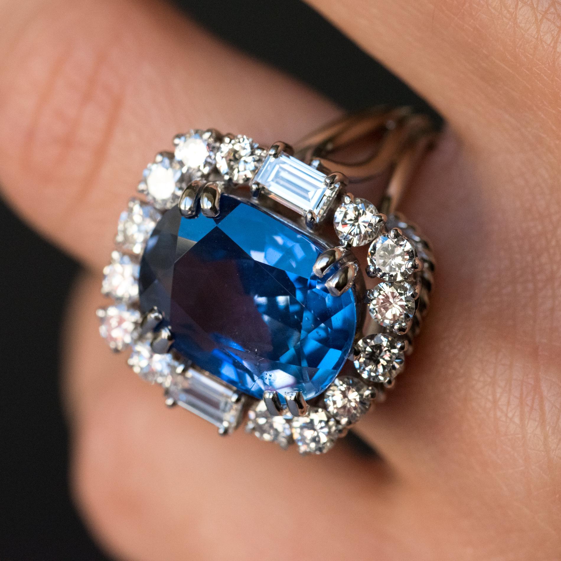 Anillo de cóctel de platino con diamantes y zafiro de Ceilán talla cojín francés de los años 50 sin calor en venta 7