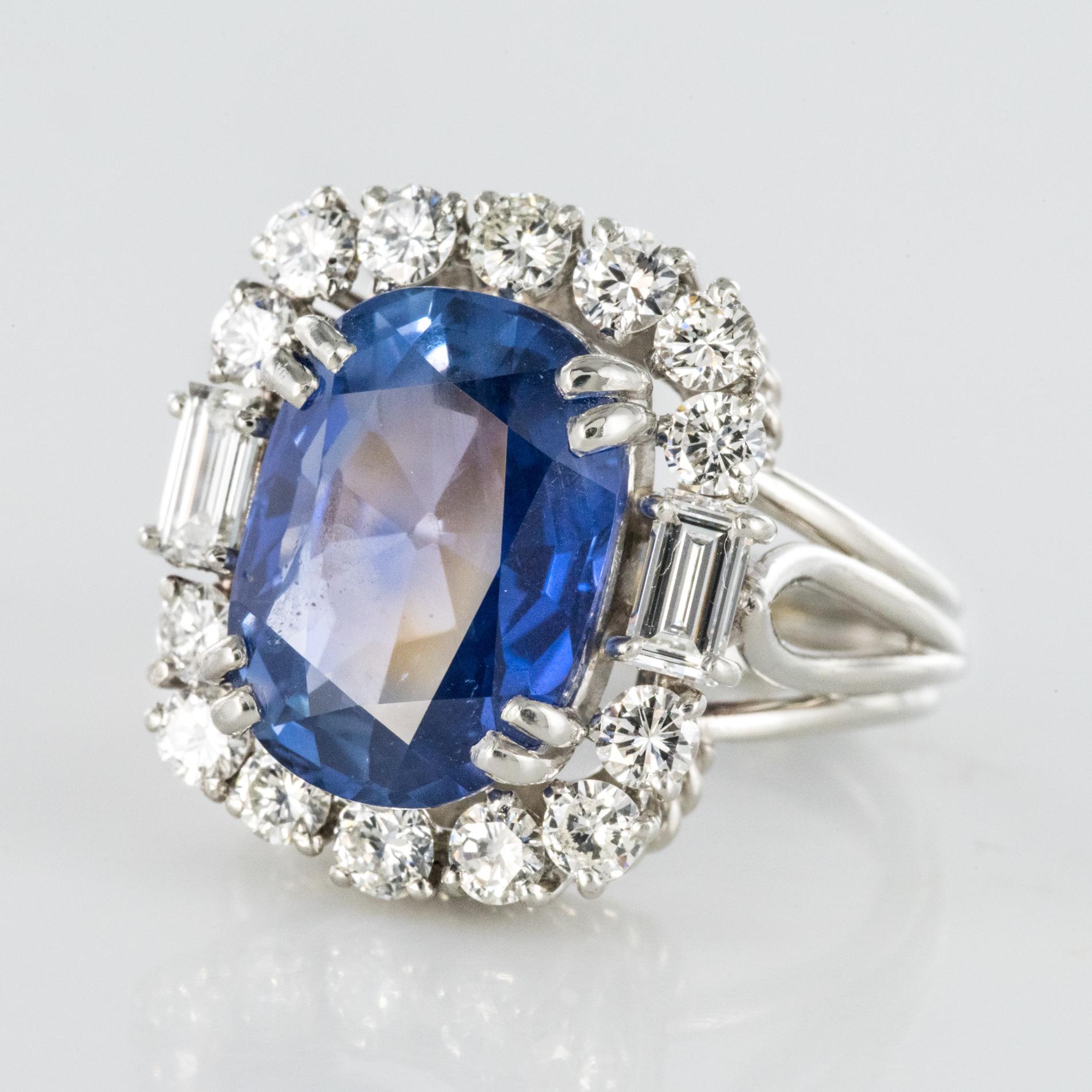 French 1950s No Heat Ceylon Cushion Cut Sapphire Diamonds Platinum Cocktail Ring In Excellent Condition For Sale In Poitiers, FR