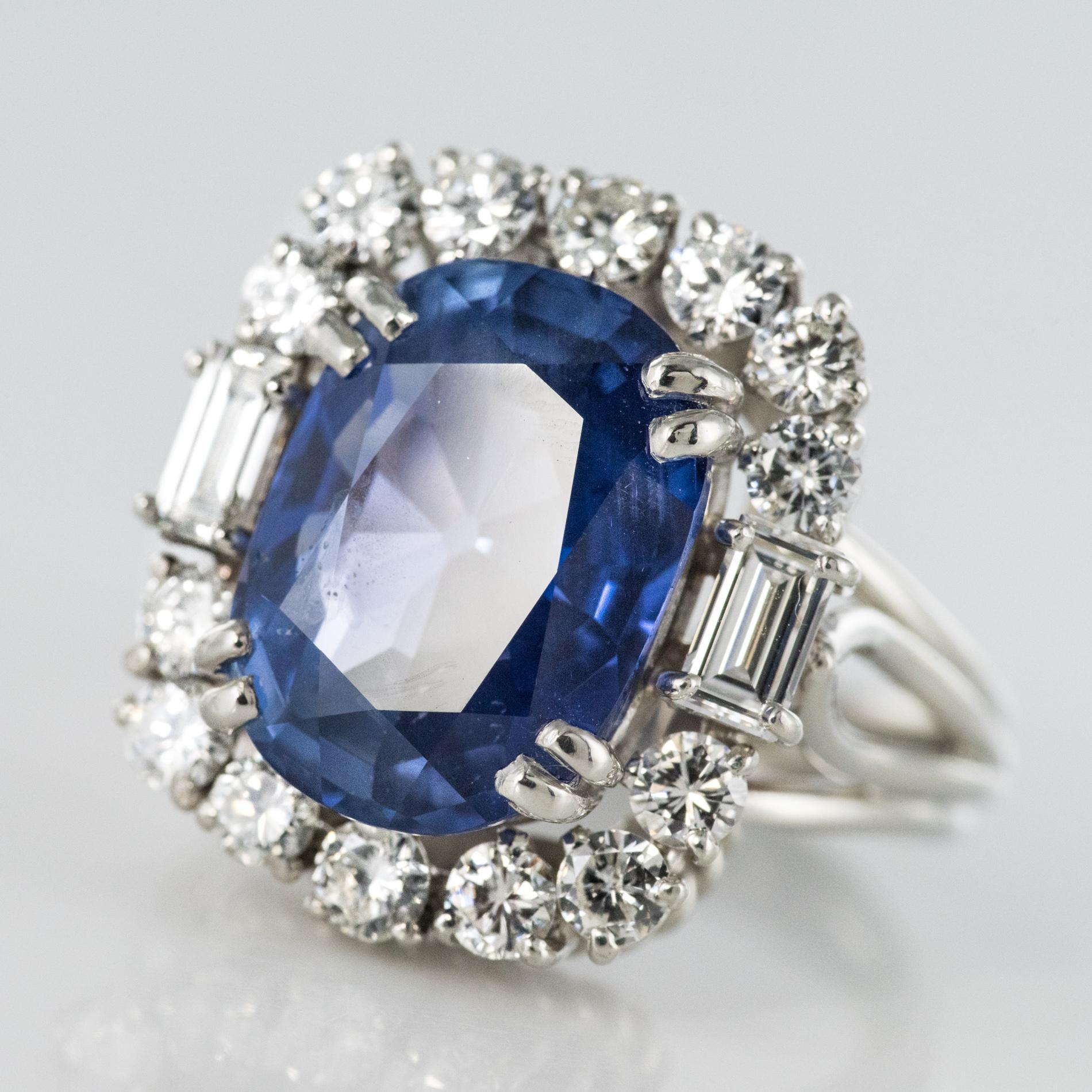 Anillo de cóctel de platino con diamantes y zafiro de Ceilán talla cojín francés de los años 50 sin calor en venta 3