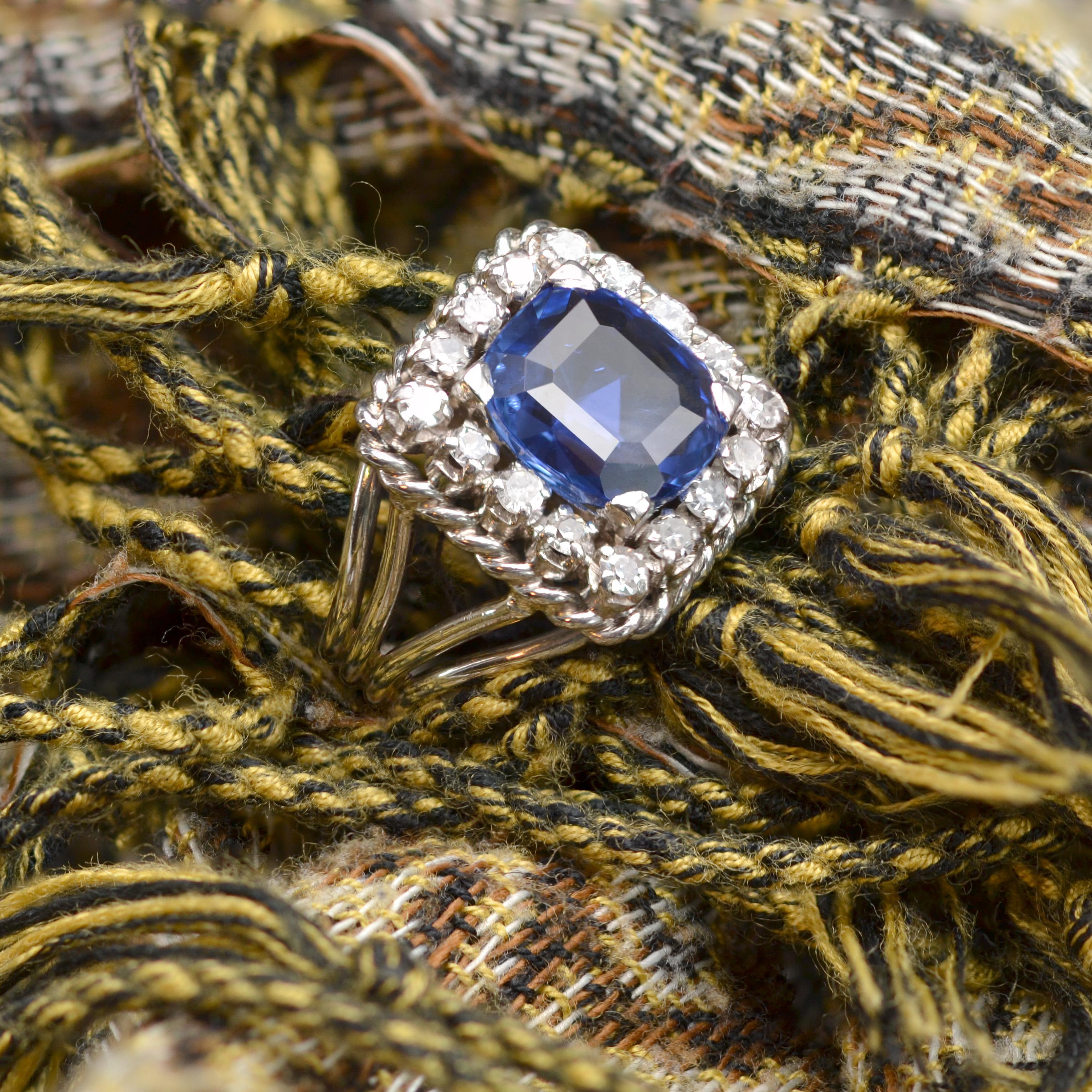 French 1950s No Heat Cushion Cut Ceylon Sapphire Diamonds Platinum Ring For Sale 12