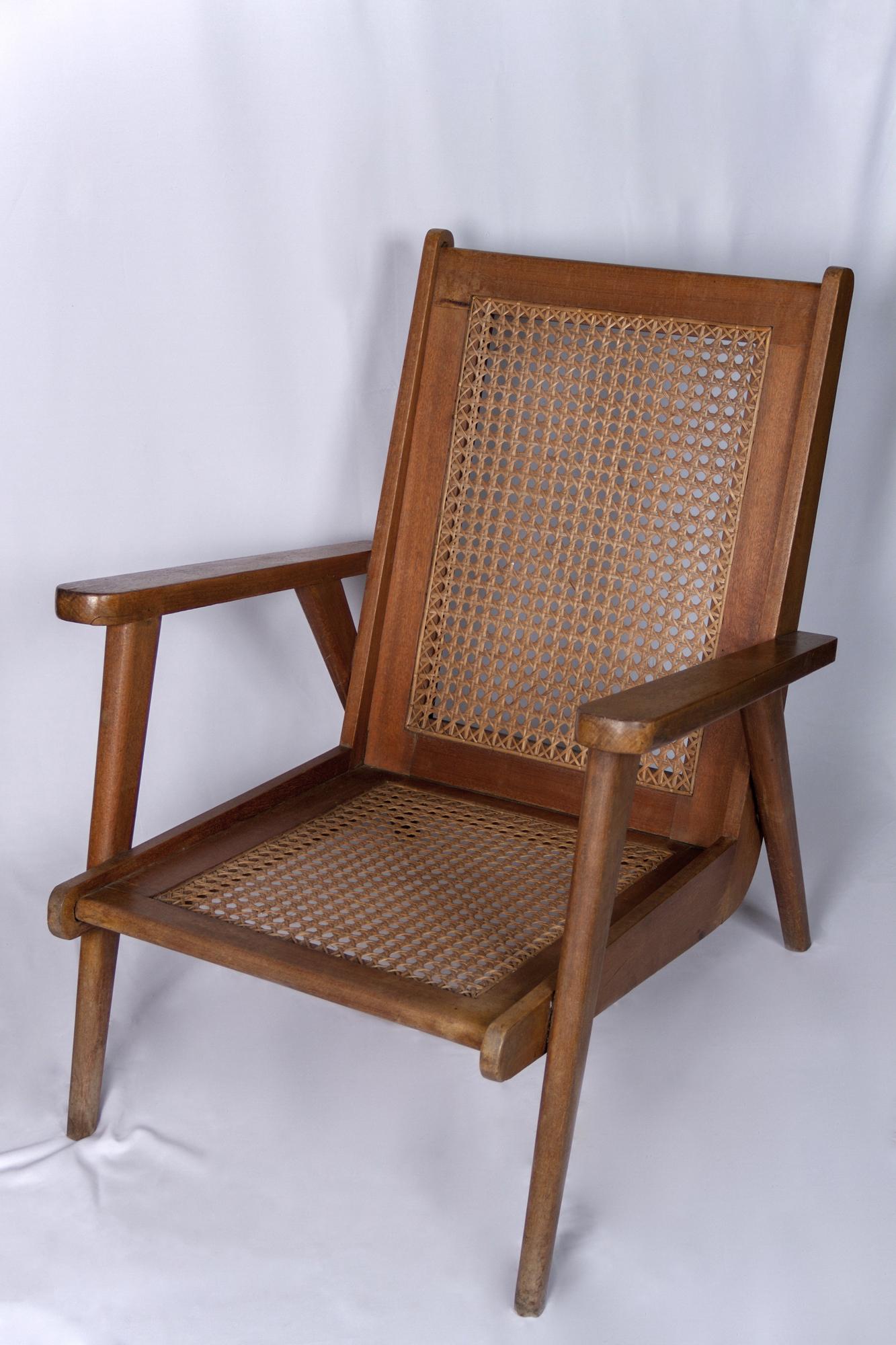 French
Armchair, circa 1950
stained oak, caned back and seat
with an inclined back and angled tubular supports
Haut. Measures: 80 cm - long. 69 cm - prof. 75 cm.