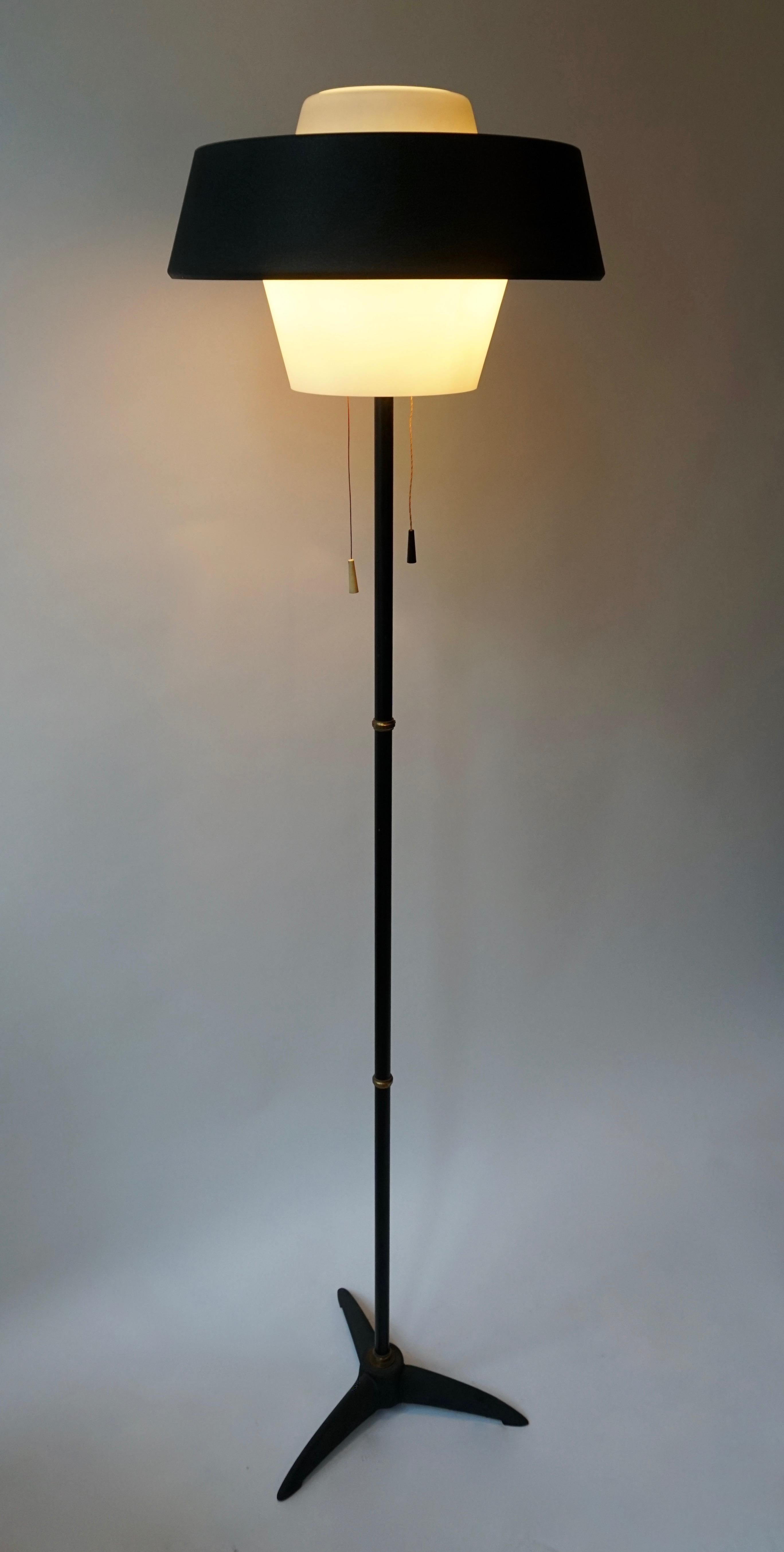 20ième siècle Rare lampadaire en métal noir et opaline par Louis Kalff, The Netherlands 1950s en vente