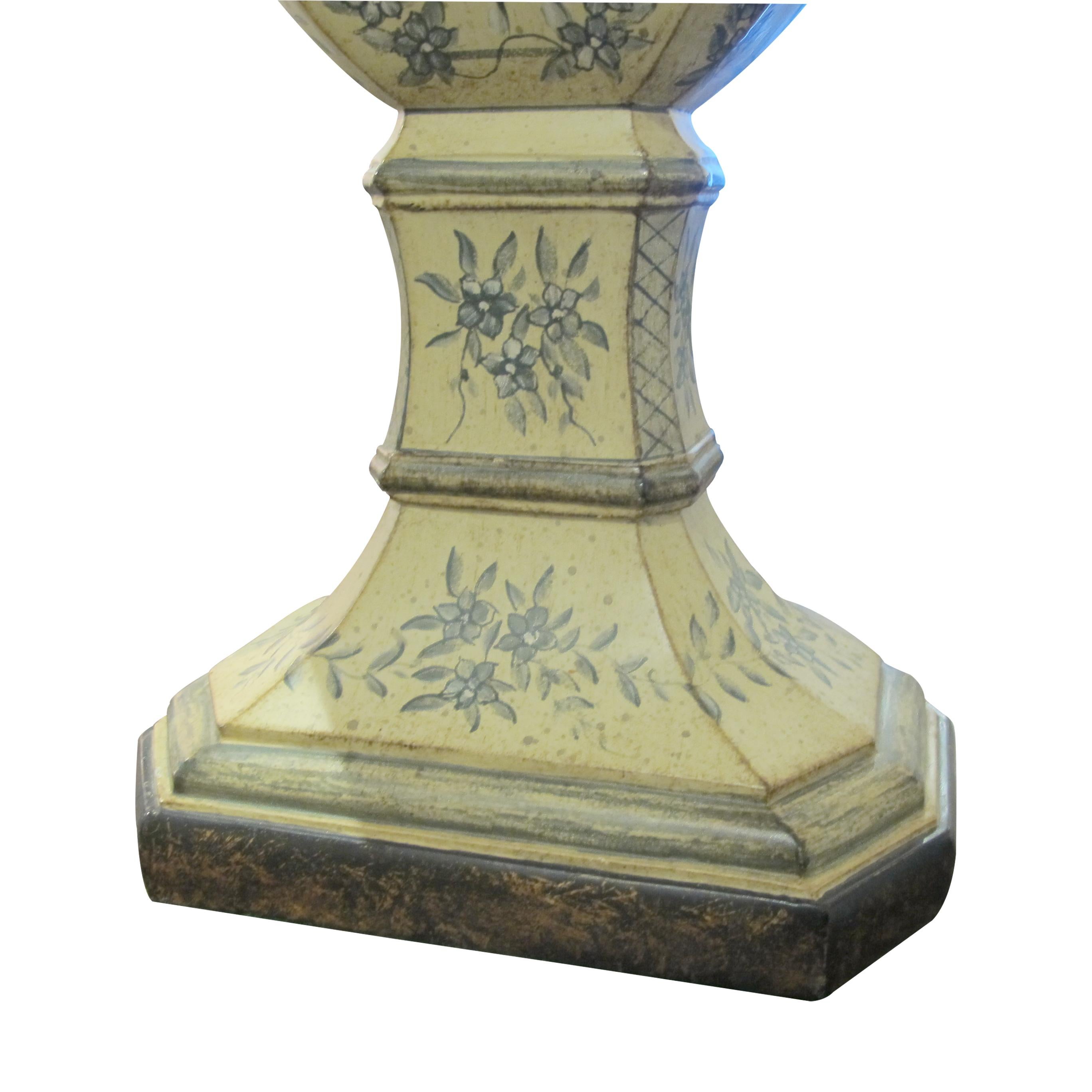 French 1950s Pair of Hand-painted Toleware Table Lamps For Sale 1