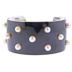 Bracelet manchette en or avec perles et émail des années 1950