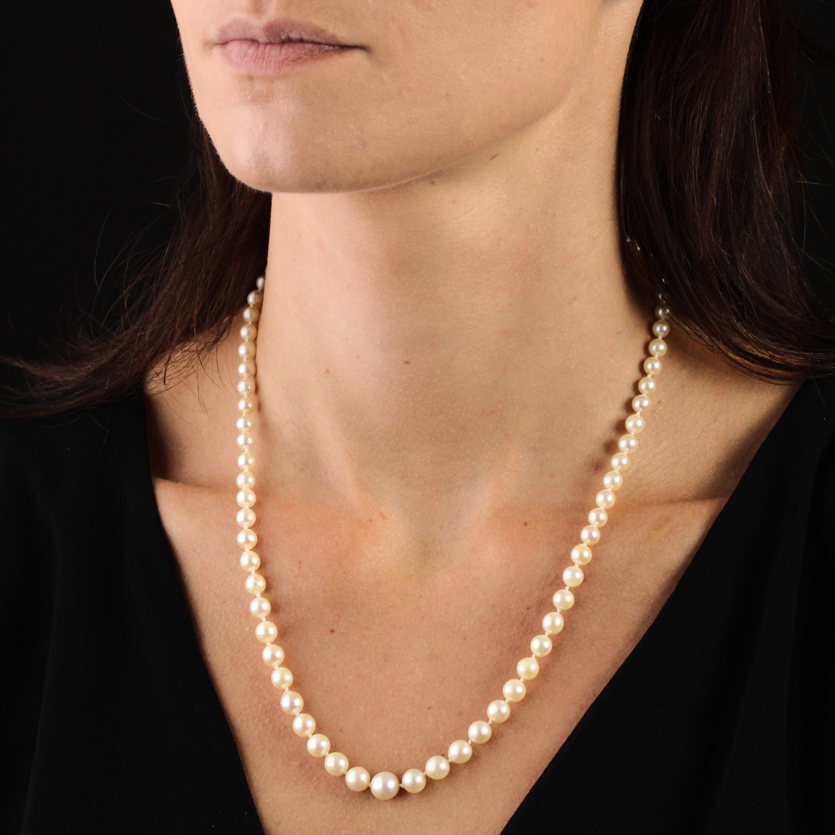Necklace in pearly cream orient pearls in fall.
The clasp is a ratchet box reinforced by a safety 8. It is in 18 karat rose gold, eagle head hallmark.
Diameter of the pearls : 4/4,5 to 8/8,5 mm.
Length : 49,8 cm approximately.
Total weight : 20,9 g