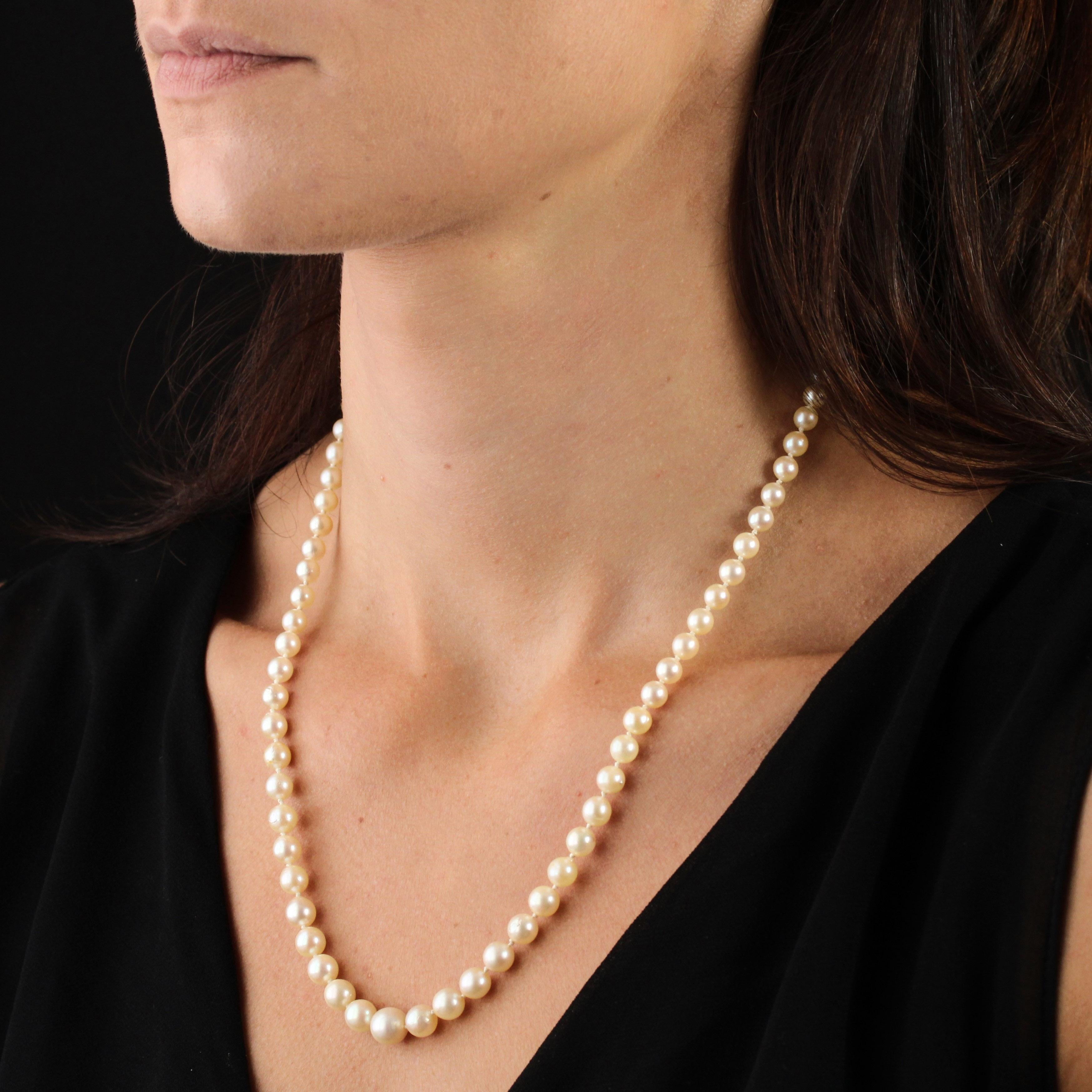 French Cut French 1950s Pearly Cream Cultured Pearl Falling Necklace For Sale