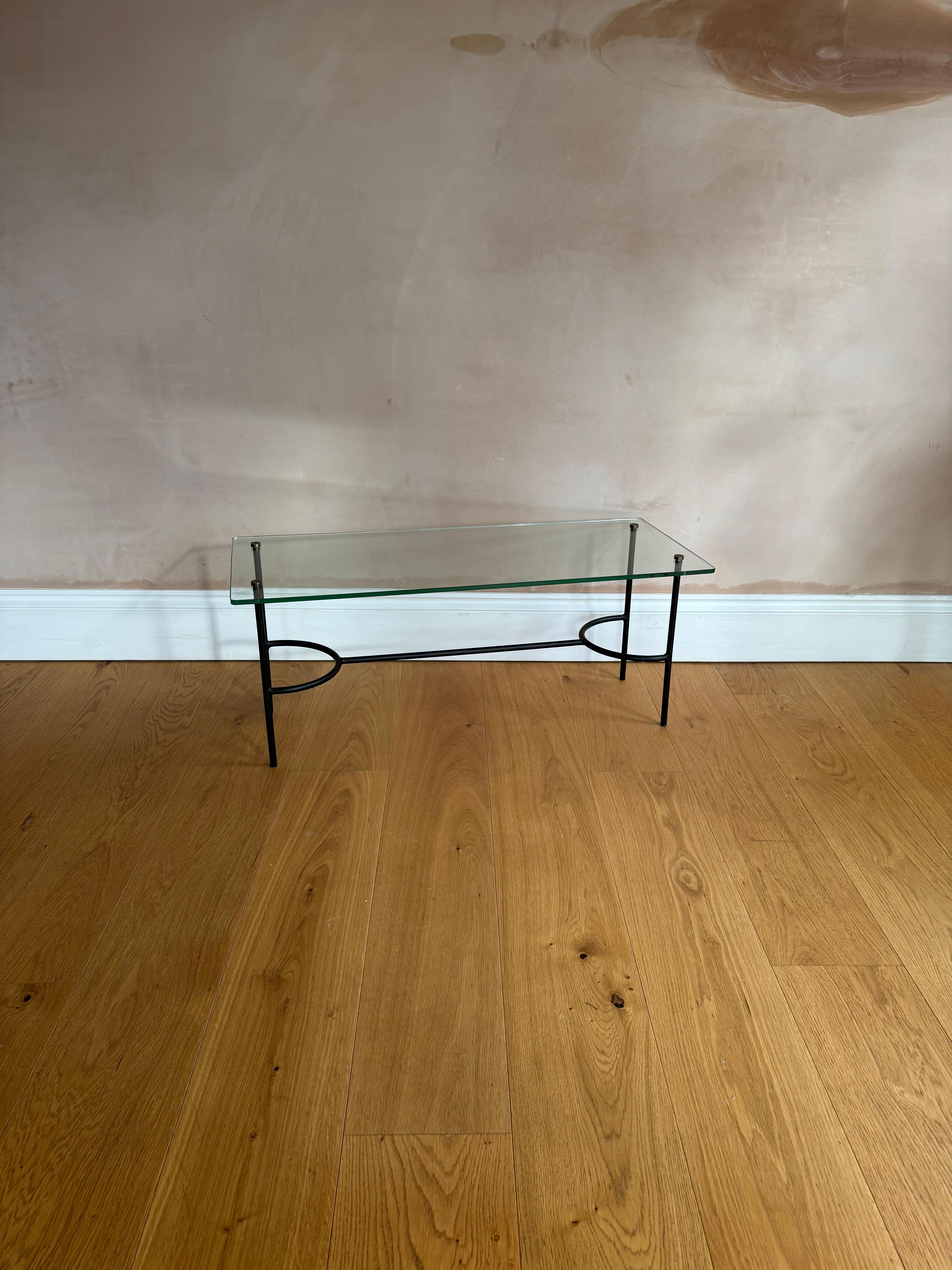 French 1950’s Pierre Guariche small coffee table Ennegrecido en venta