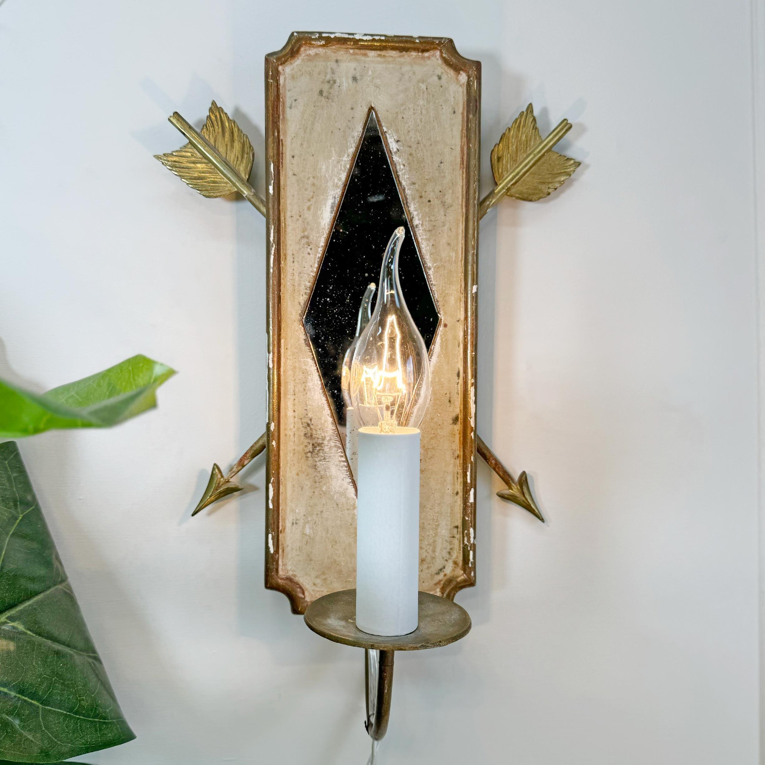 French 1950's Polychrome and Giltwood Mirrored Wall Light with Arrow Decoration In Good Condition For Sale In Hastings, GB