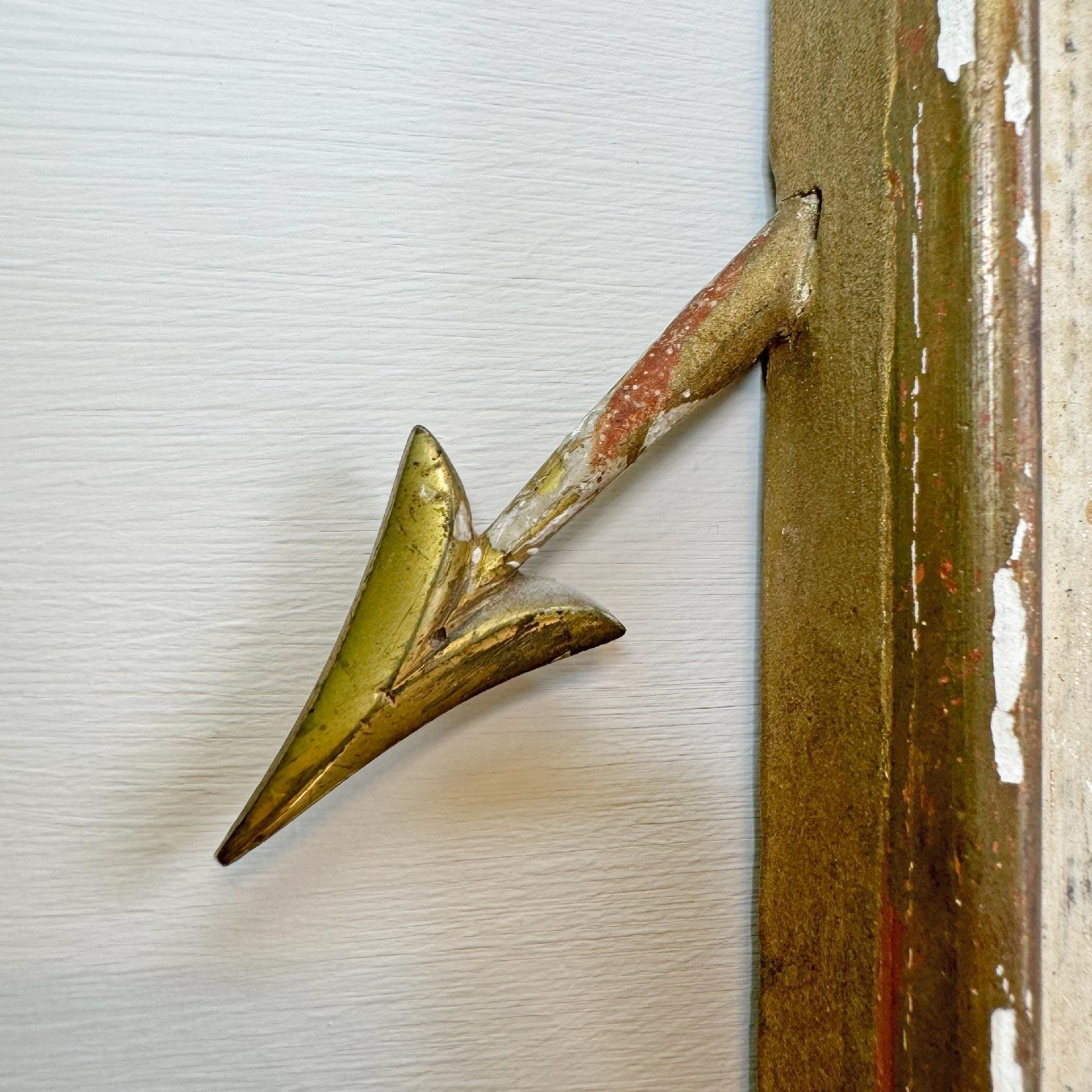 20th Century French 1950's Polychrome and Giltwood Mirrored Wall Light with Arrow Decoration For Sale