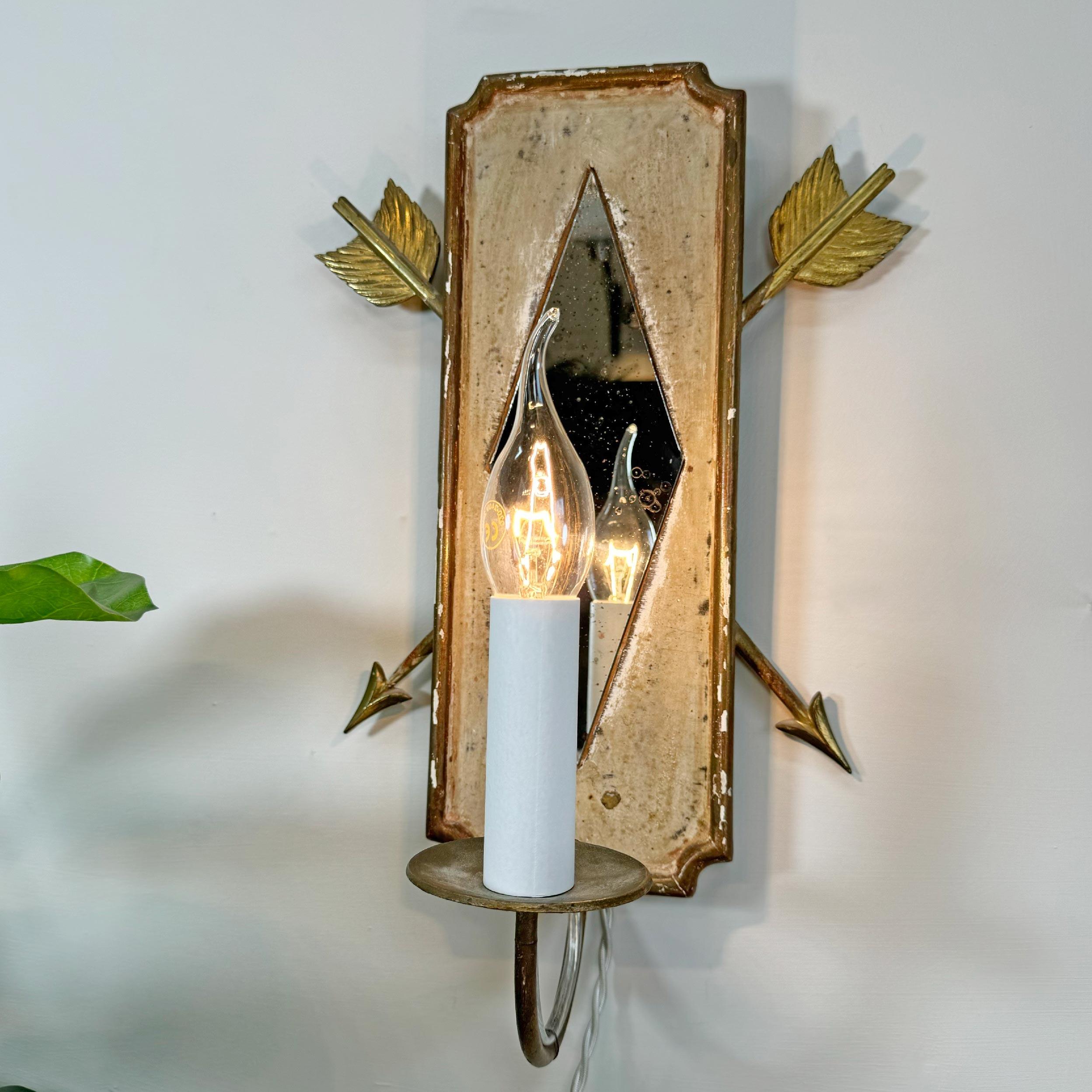 French 1950's Polychrome and Giltwood Mirrored Wall Light with Arrow Decoration For Sale 1