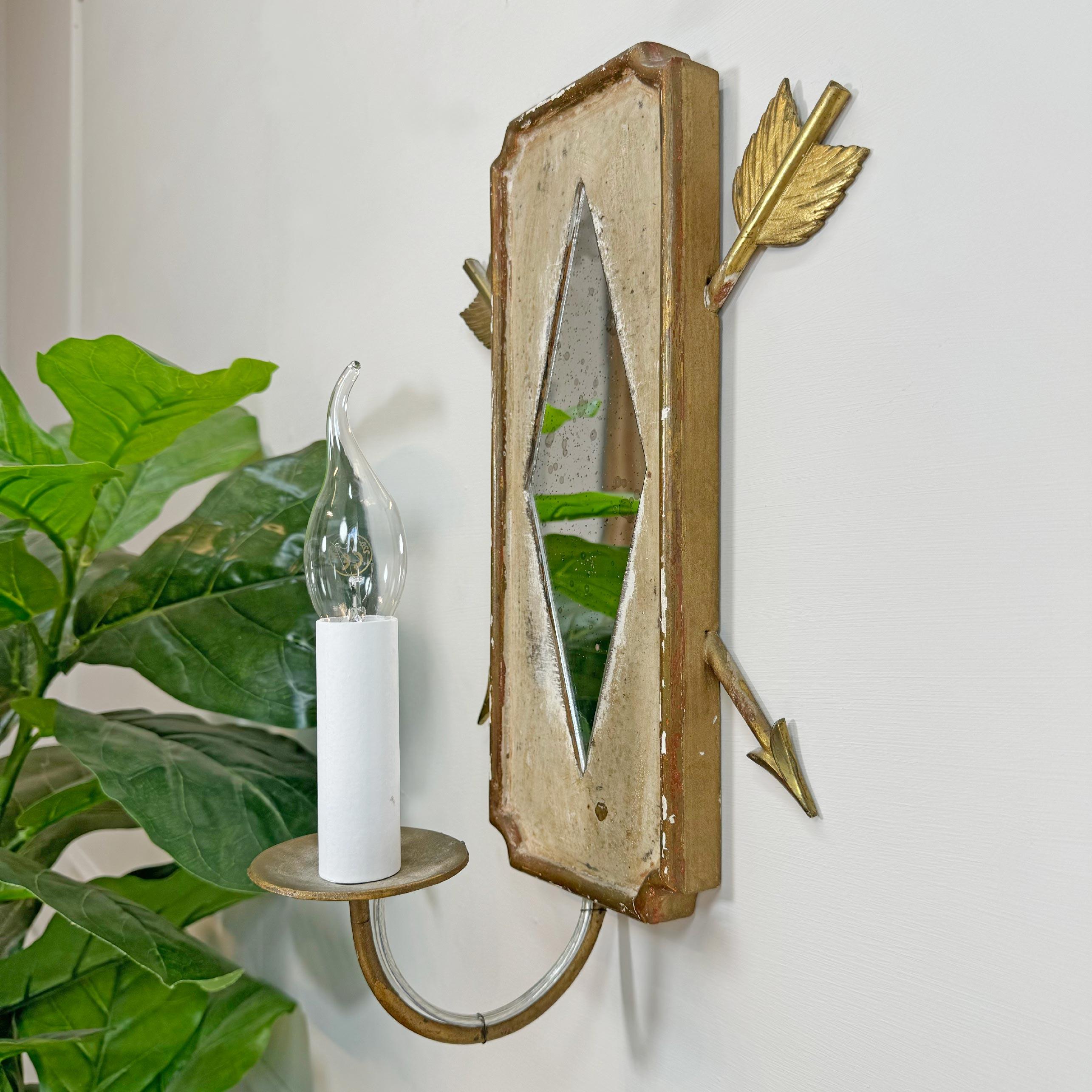 French 1950's Polychrome and Giltwood Mirrored Wall Light with Arrow Decoration For Sale 4