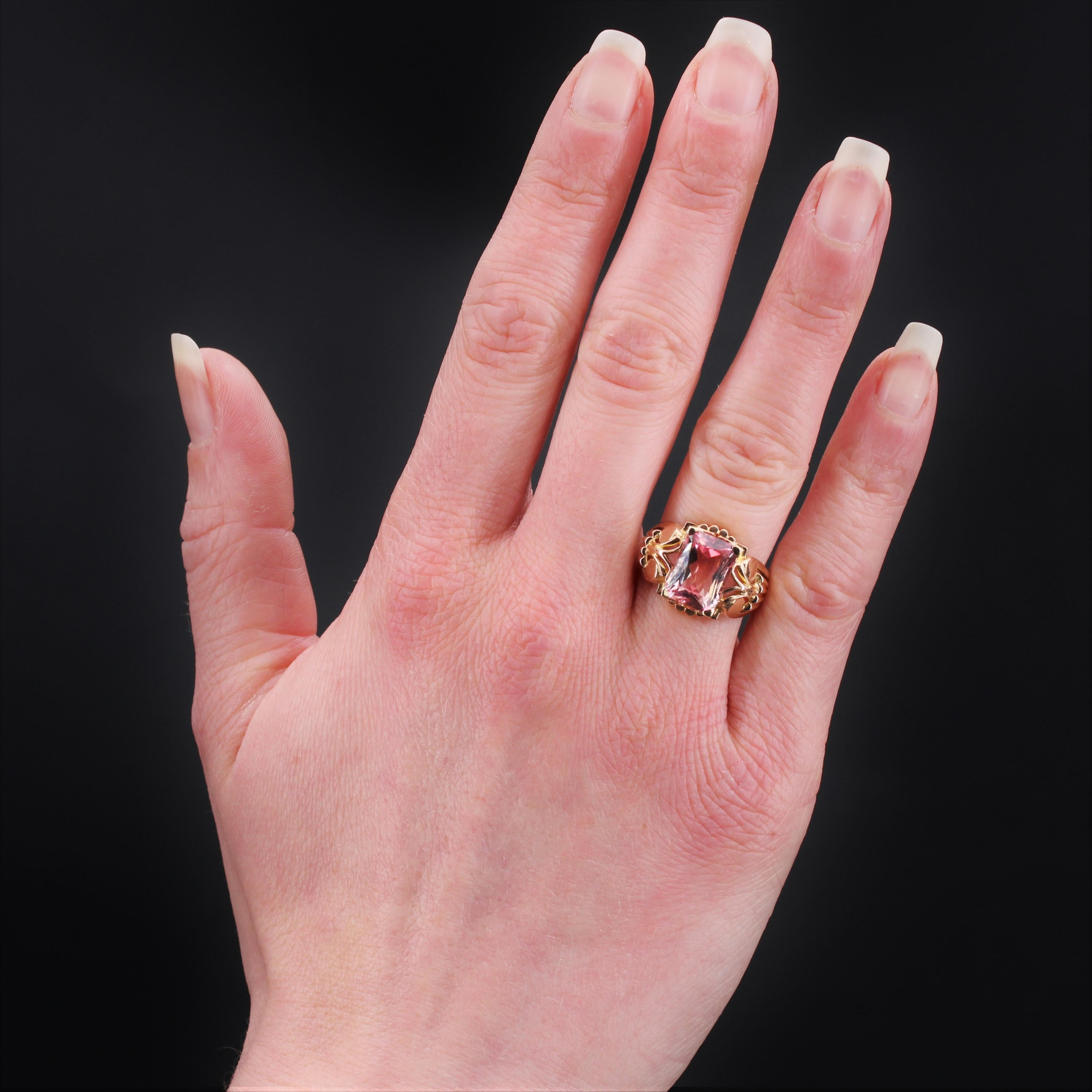 Ring aus 18 Karat Roségold, Adlerkopfpunze.
Origineller und eleganter Retro-Ring mit einer großen, leicht gewölbten, durchbrochenen Fassung, die auf einem herrlichen rechteckigen, mehrfarbigen Turmalin liegt, der von 4 Krallen gehalten