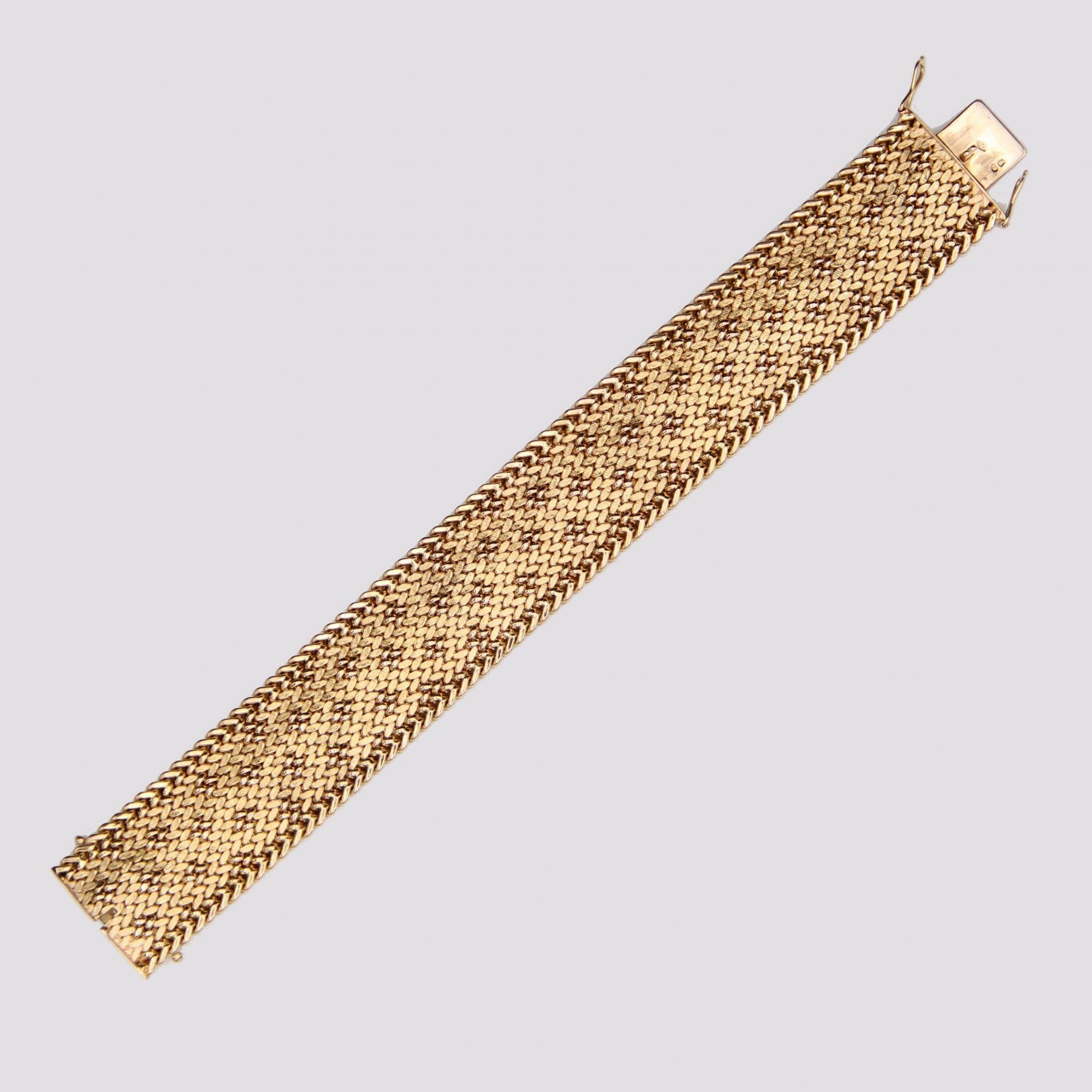 Französisches 1950er Retro-Armband aus 18 Karat Gelbgold mit polierten Maschen im Angebot 3