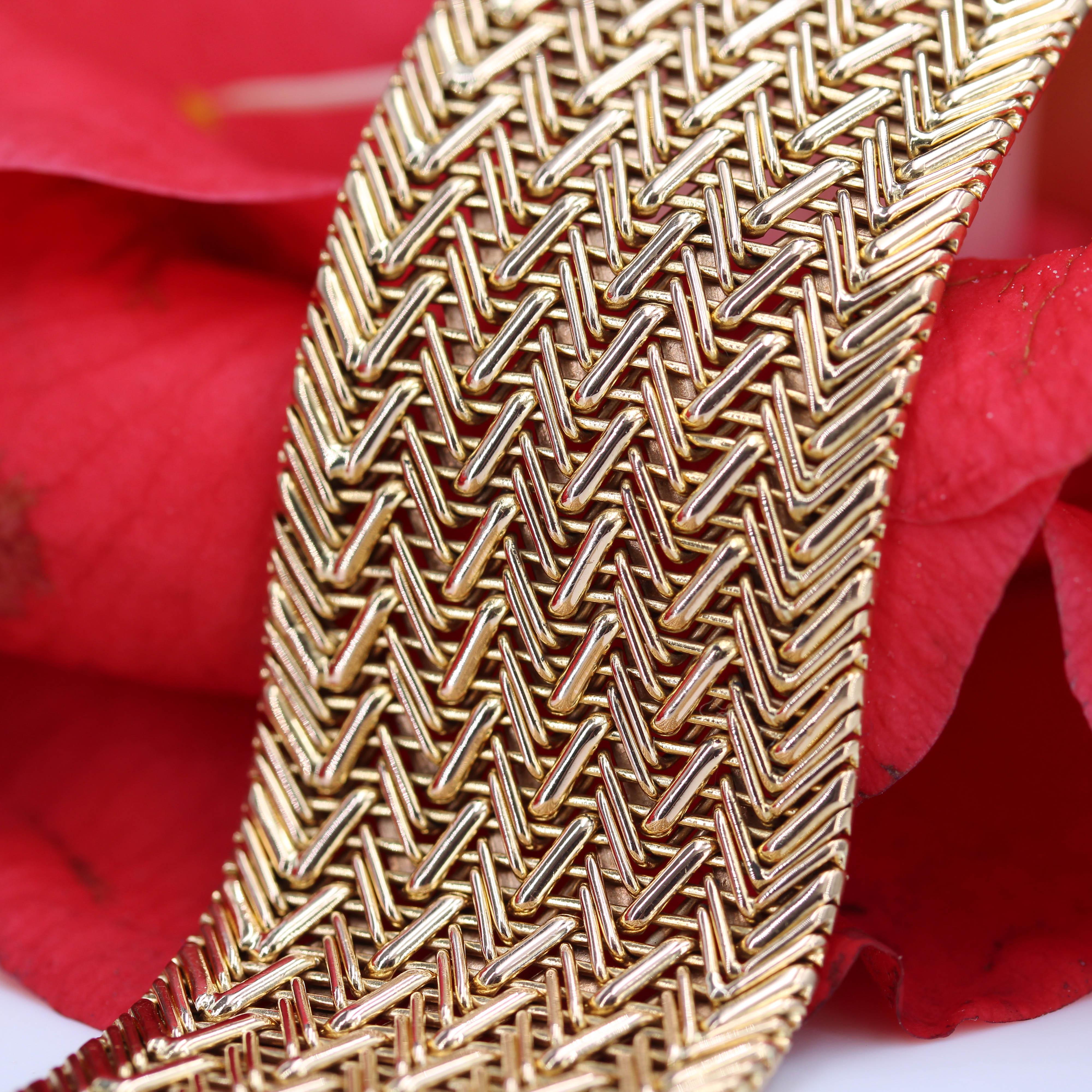 French 1950s Retro 18 Karat Yellow Gold Twill-Knit Mesh Bracelet For Sale 6