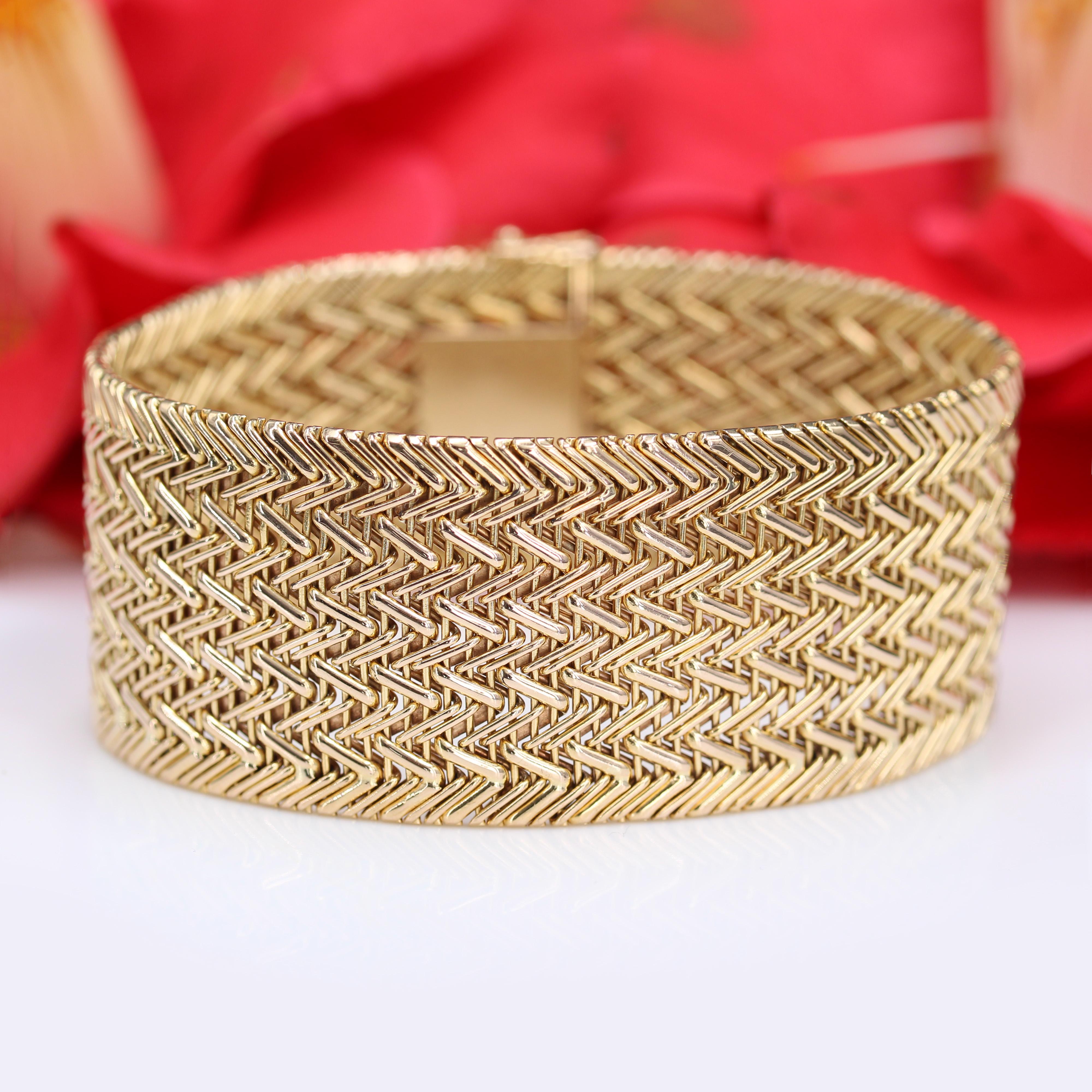 Women's French 1950s Retro 18 Karat Yellow Gold Twill-Knit Mesh Bracelet For Sale