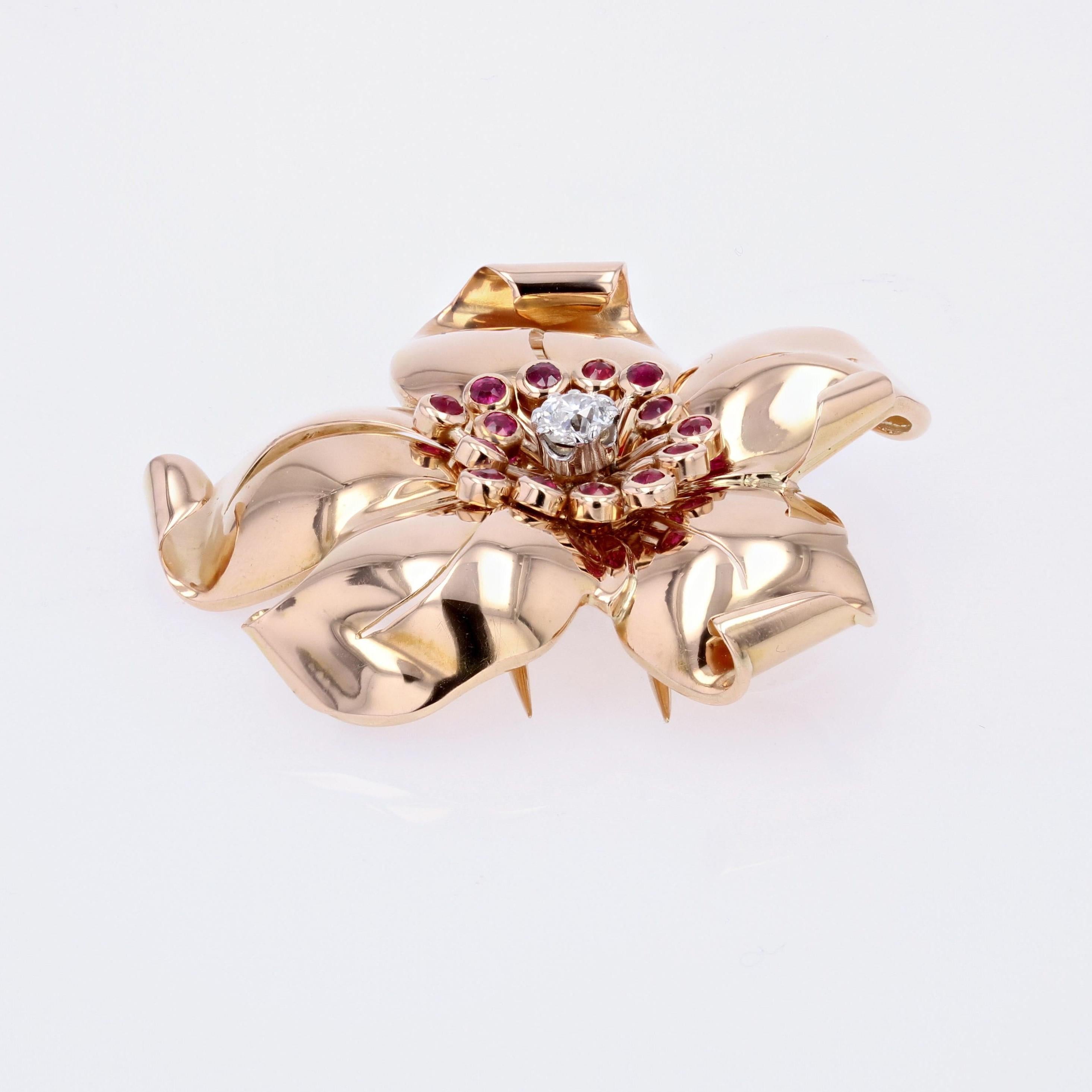 Rétro Broche à clip rétro en or rose 18 carats, rubis et diamant des années 1950 en vente