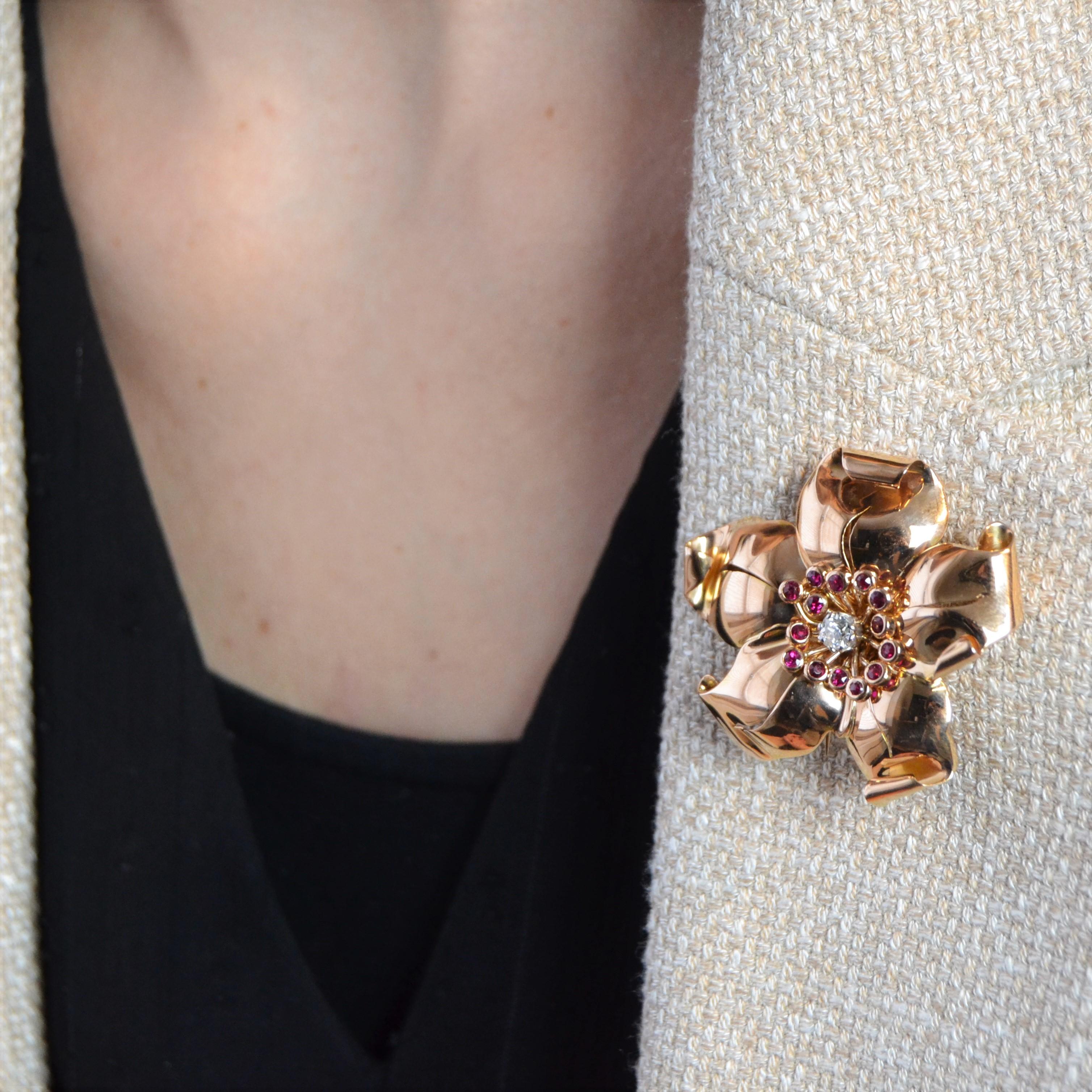 Taille coussin antique Broche à clip rétro en or rose 18 carats, rubis et diamant des années 1950 en vente