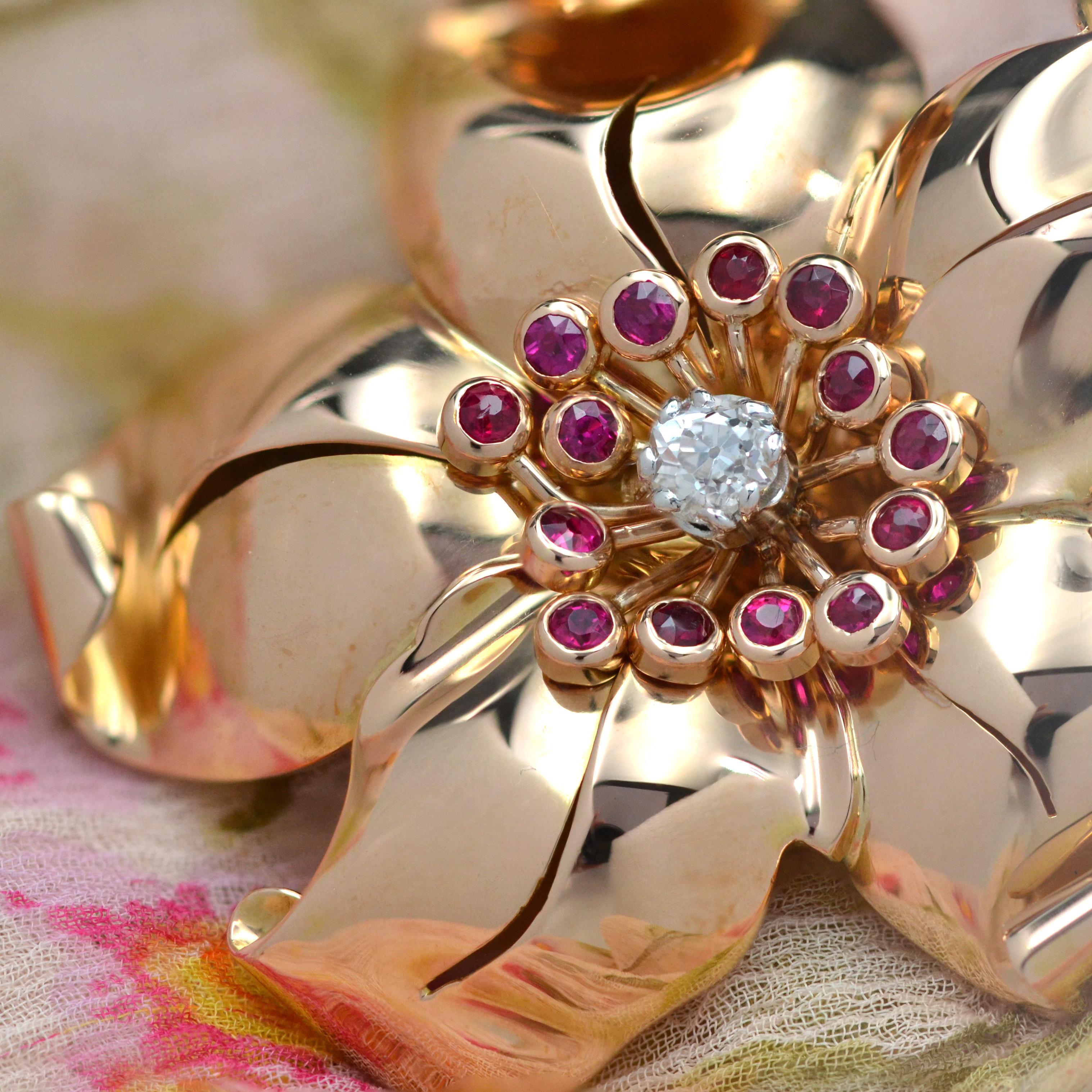 French 1950s Ruby Diamond 18 Karat Rose Gold Flower Retro Clip Brooch For Sale 2