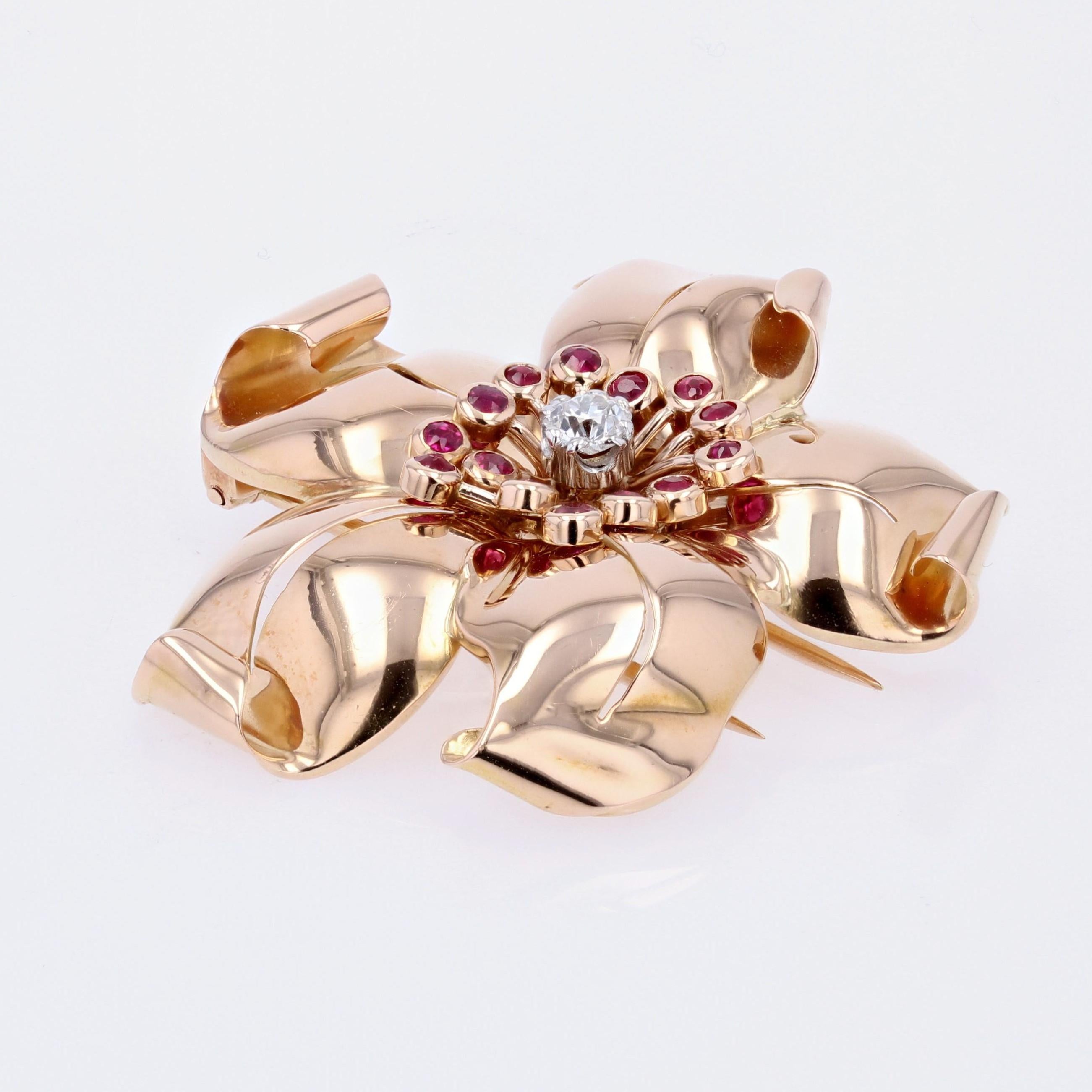 French 1950s Ruby Diamond 18 Karat Rose Gold Flower Retro Clip Brooch For Sale 3