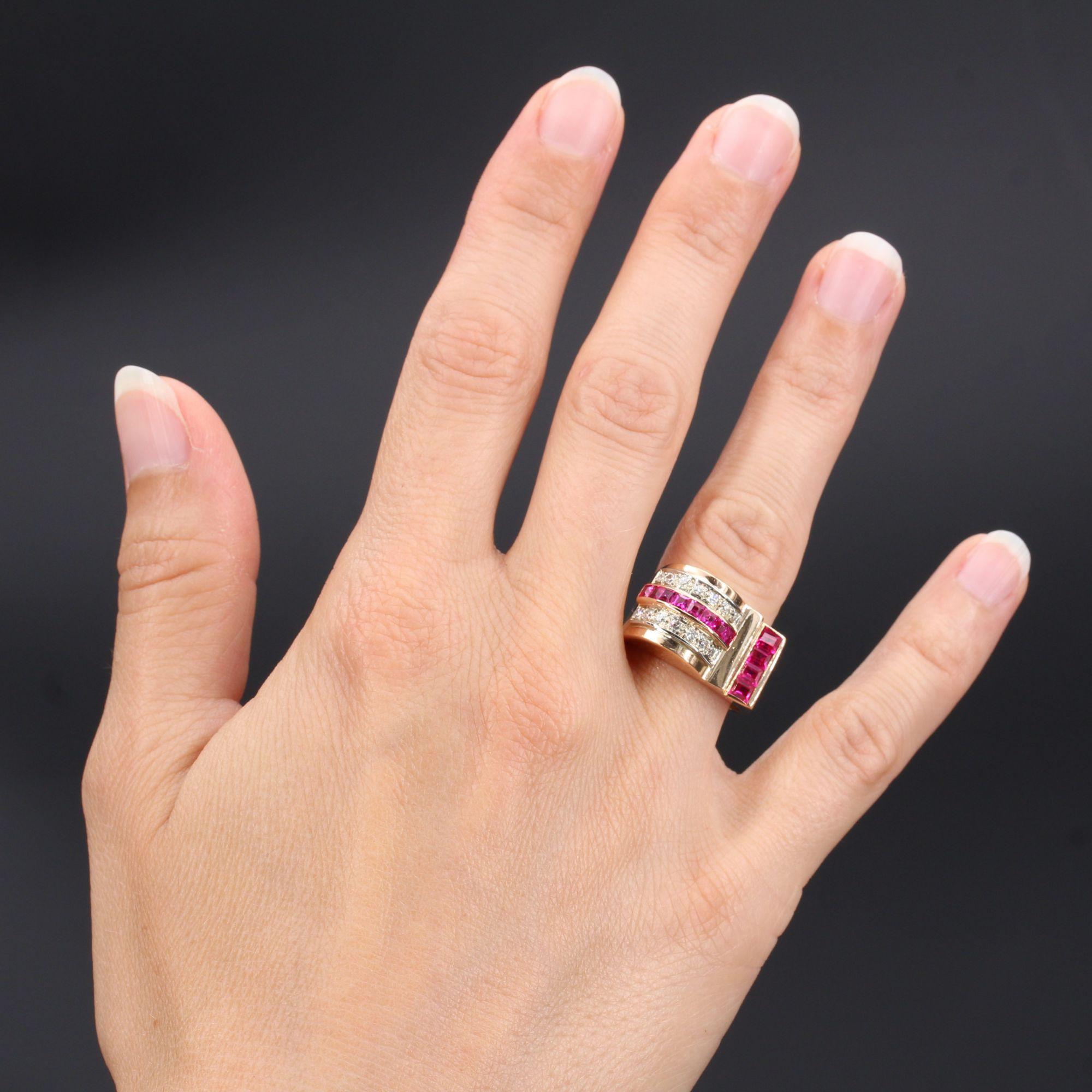 Ring in 18 karat rose gold, eagle head hallmark.
The top of this tank ring is asymmetrical, set on the roll with a row of calibrated verneuil rubies in the center of two rows of 8/8 cut diamonds. The other part is a staircase whose lower part is set
