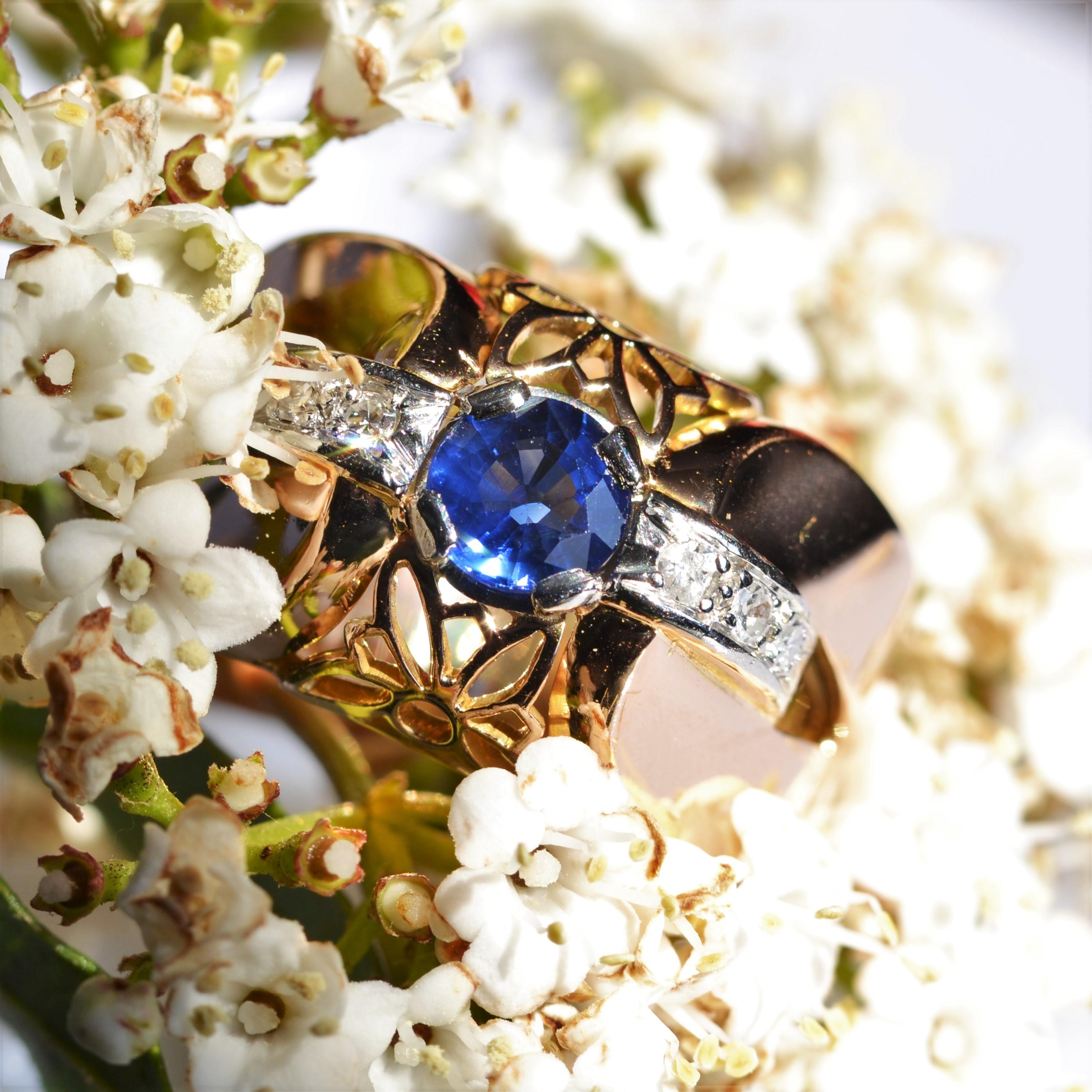 French, 1950s, Sapphire Diamond 18 Karat Yellow Gold Platinum Domed Tank Ring For Sale 4