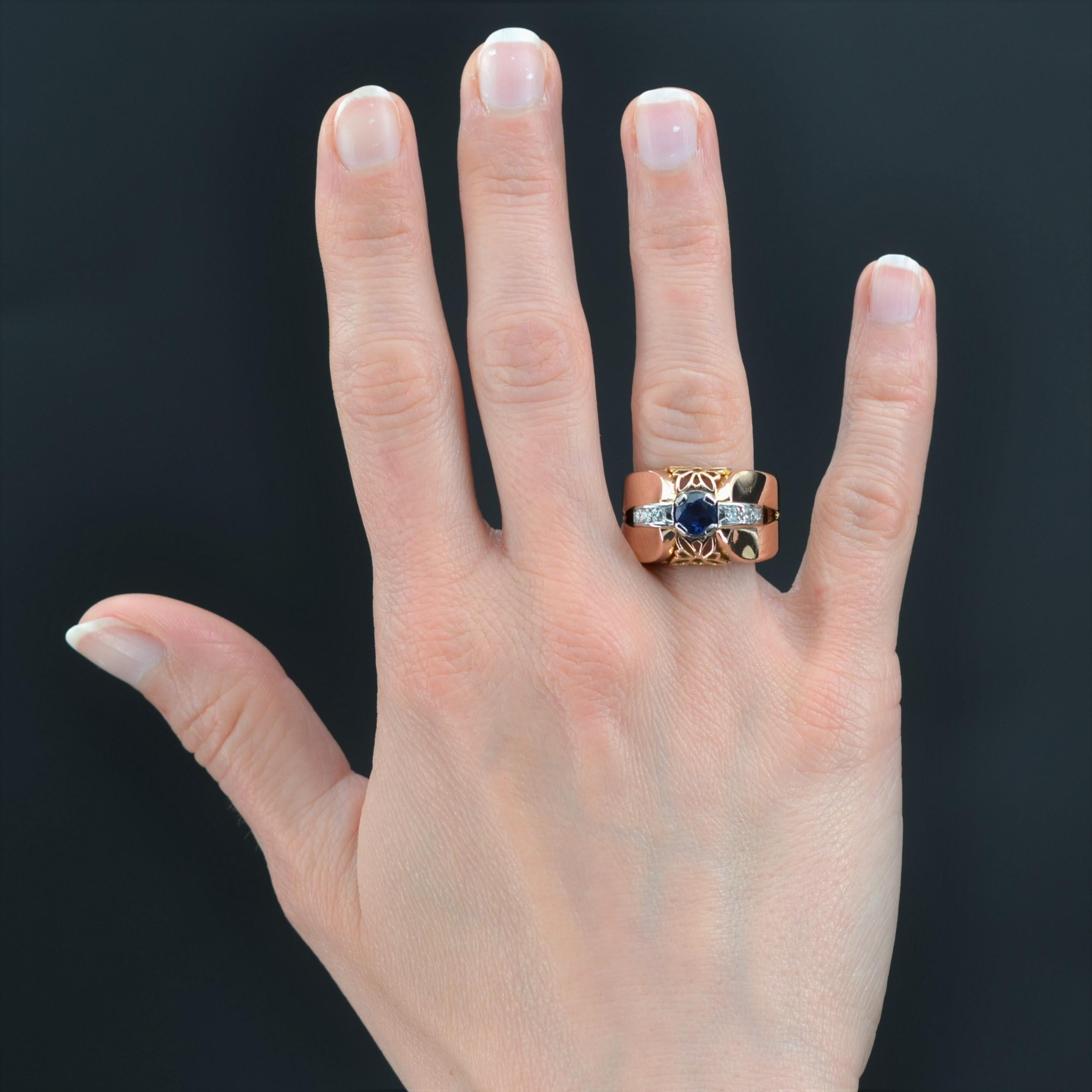 Ring in 18 karat yellow gold, eagle head hallmark and platinum, dog head hallmark.
Of a magnificent volume this tank ring is decorated on its top with a round sapphire supported on both sides by 2x3 8/8- cut diamonds. An openwork decoration of