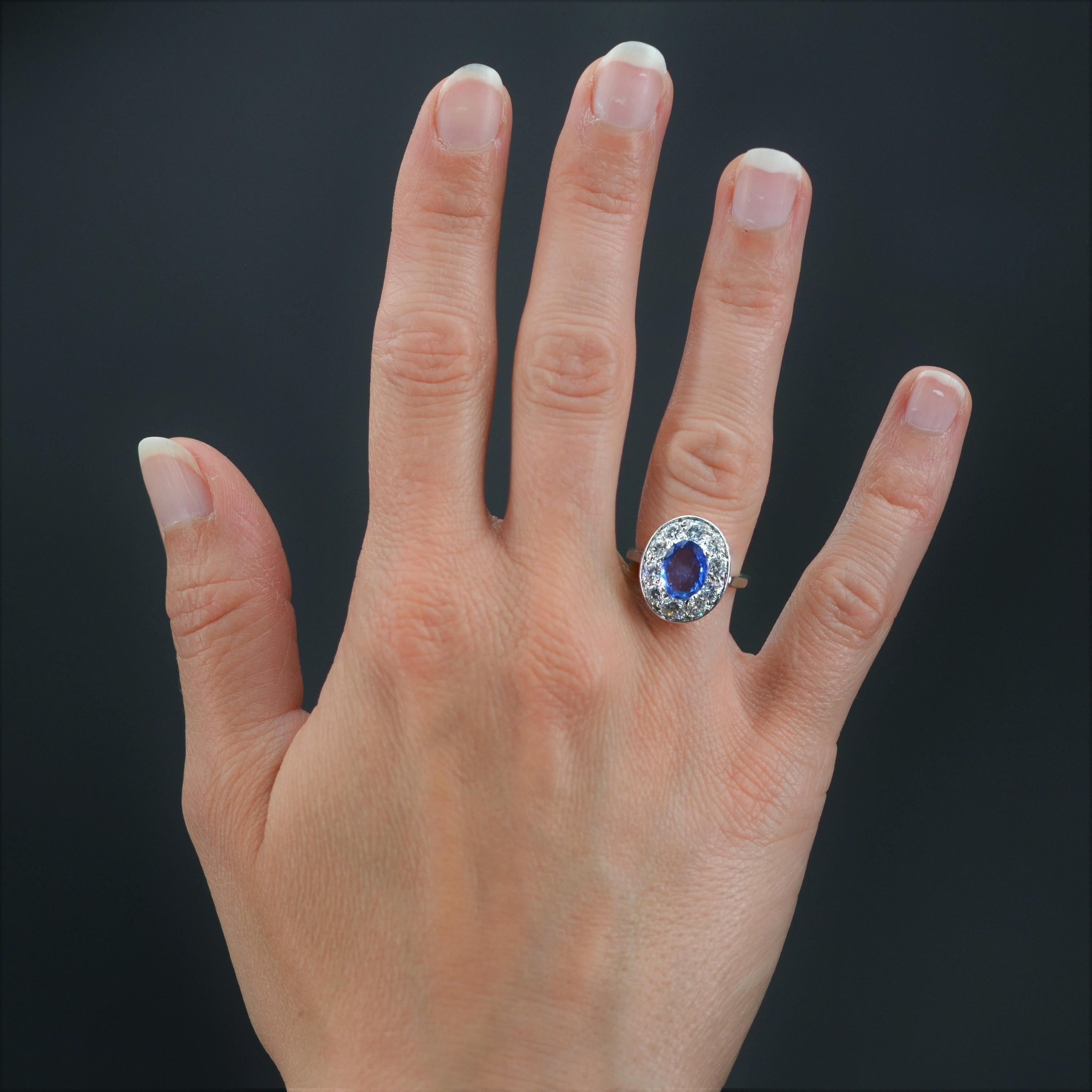 Ring in 18 karat white gold, eagle head hallmark and platinum, dog head hallmark.
Of oval shape, this splendid ring is decorated on its top of an oval sapphire retained with 4 claws, in a surrounding of modern brilliant- cut diamonds. The basket is