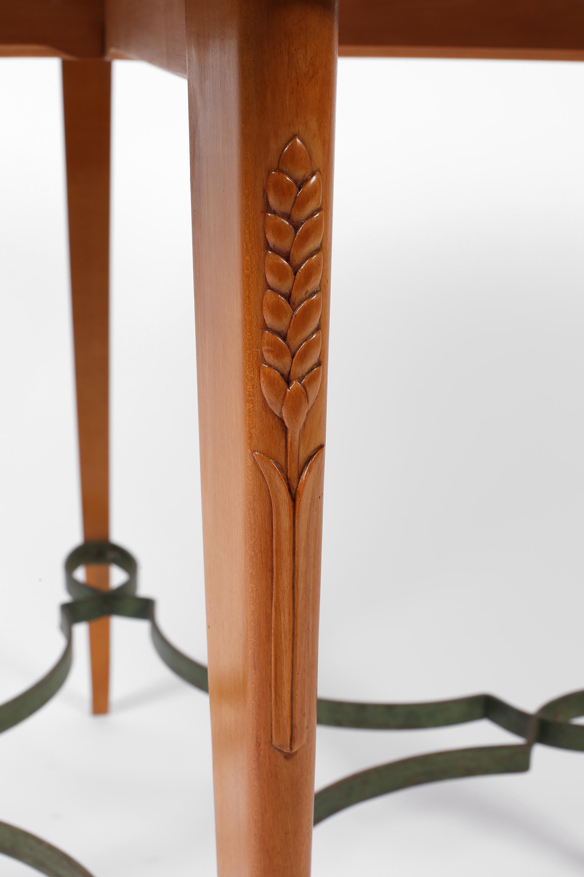 Table centrale circulaire André Arbus en bois satiné des années 1950 en vente 5