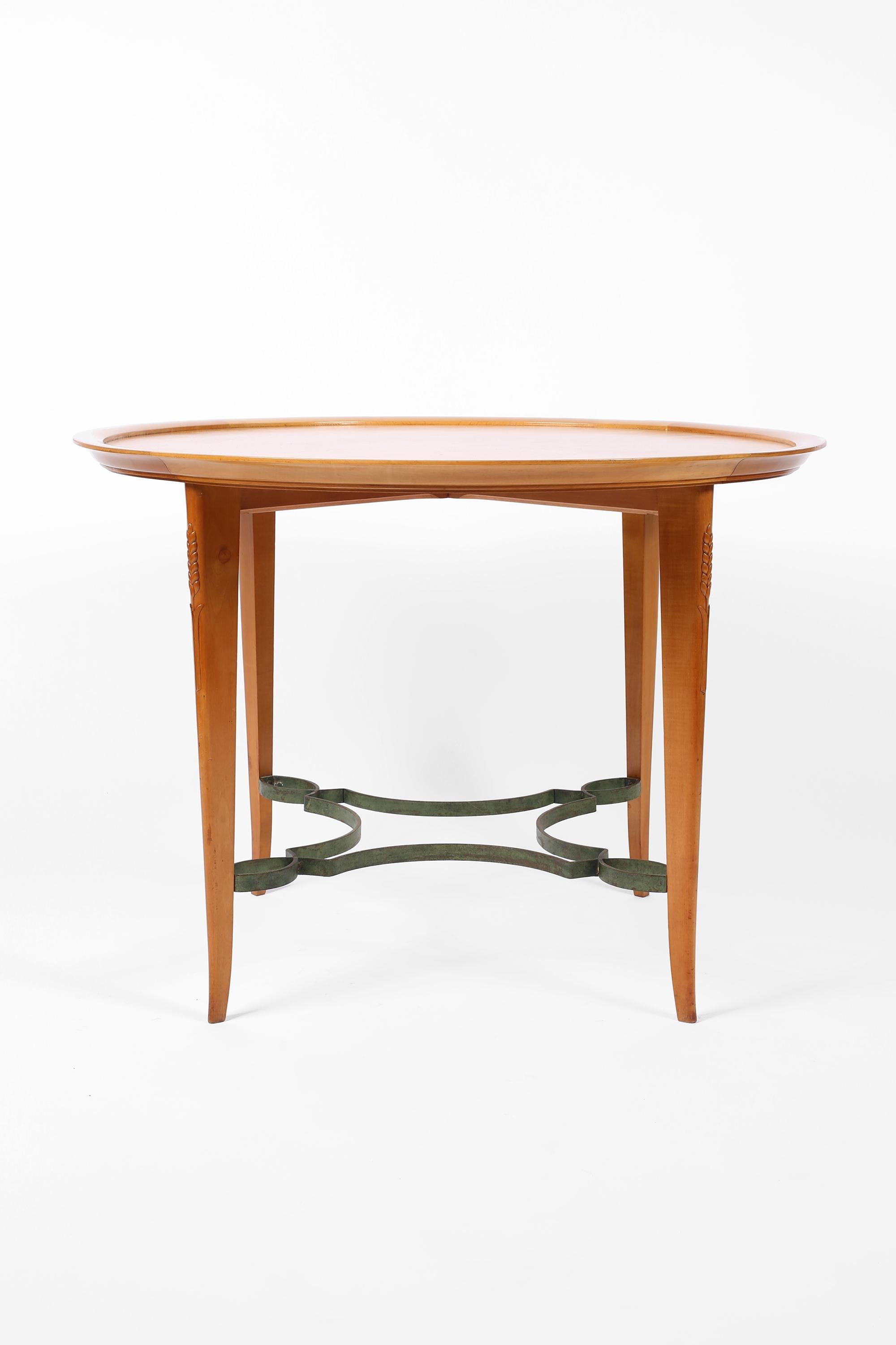 Français Table centrale circulaire André Arbus en bois satiné des années 1950 en vente