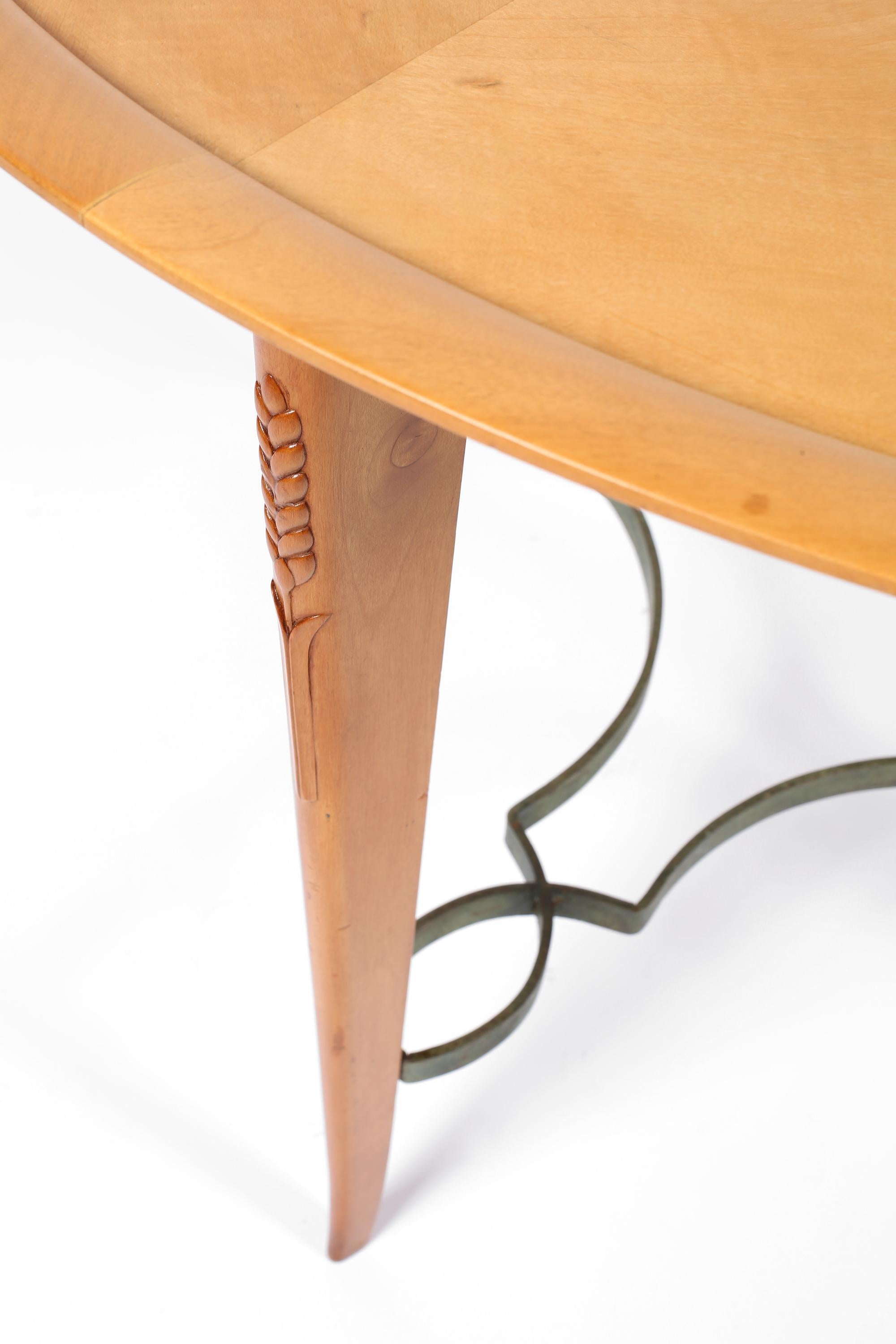 Citronnier Table centrale circulaire André Arbus en bois satiné des années 1950 en vente