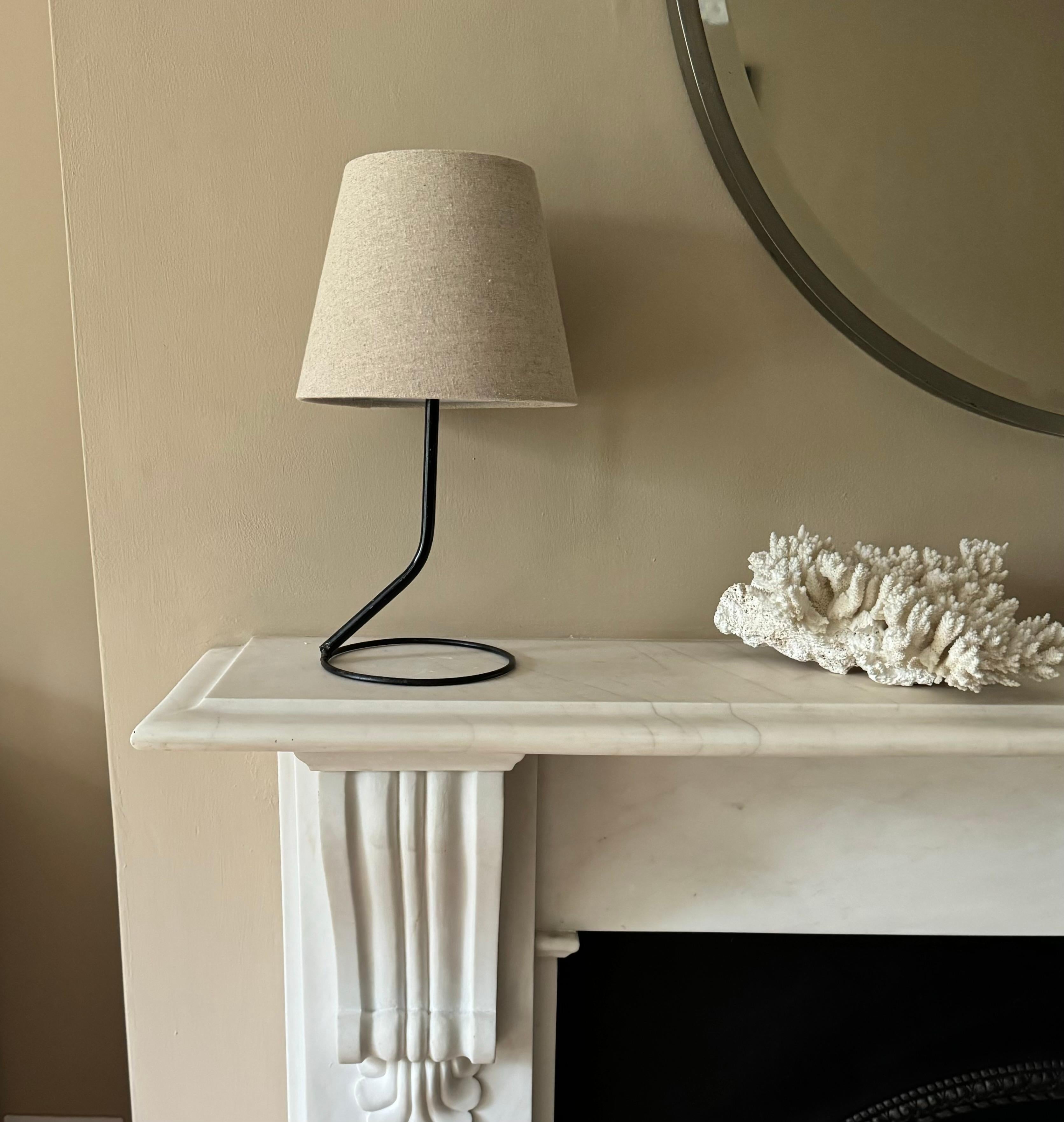 Mid-Century moderno Piccola lampada francese in metallo nero degli anni '50 in vendita