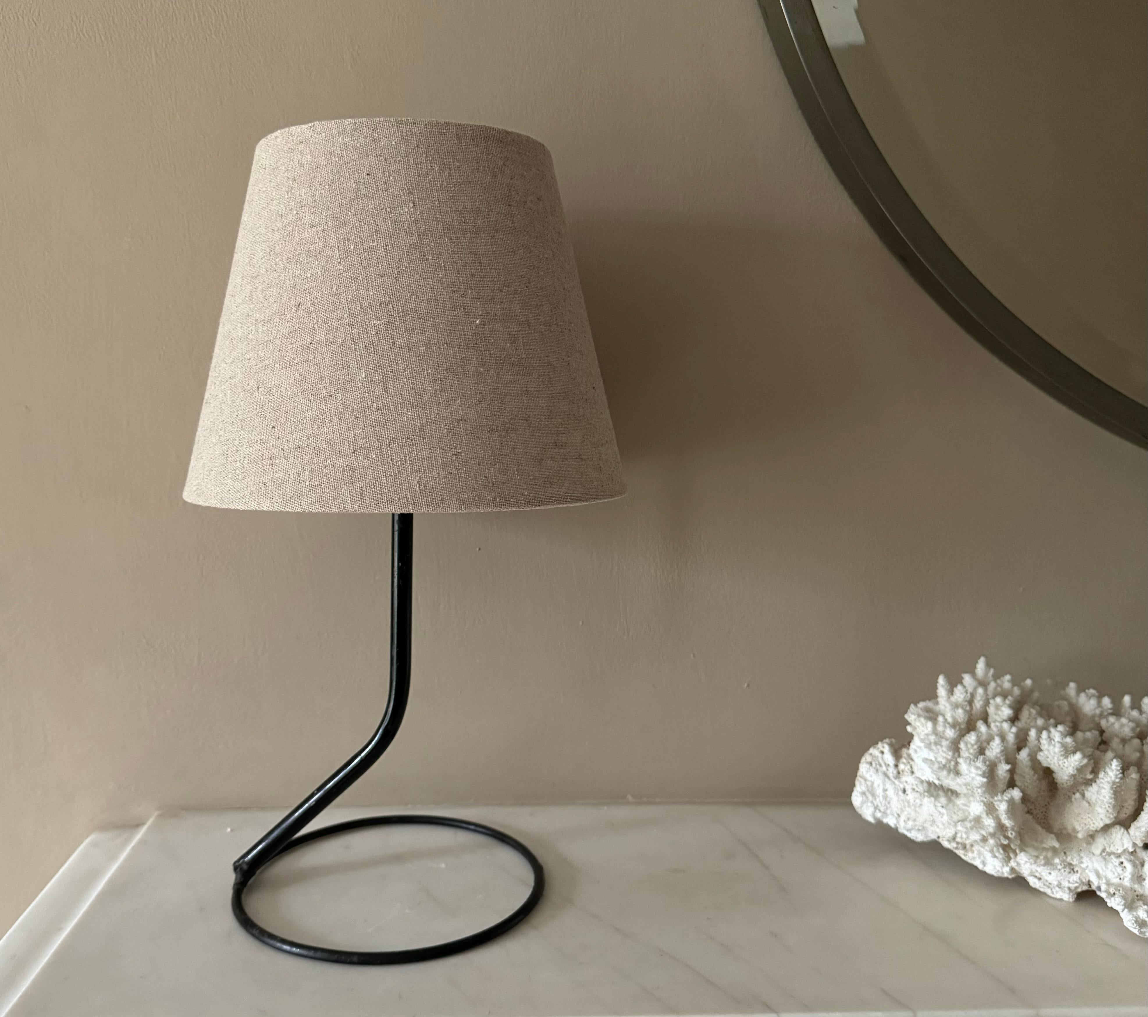 Dipinto Piccola lampada francese in metallo nero degli anni '50 in vendita