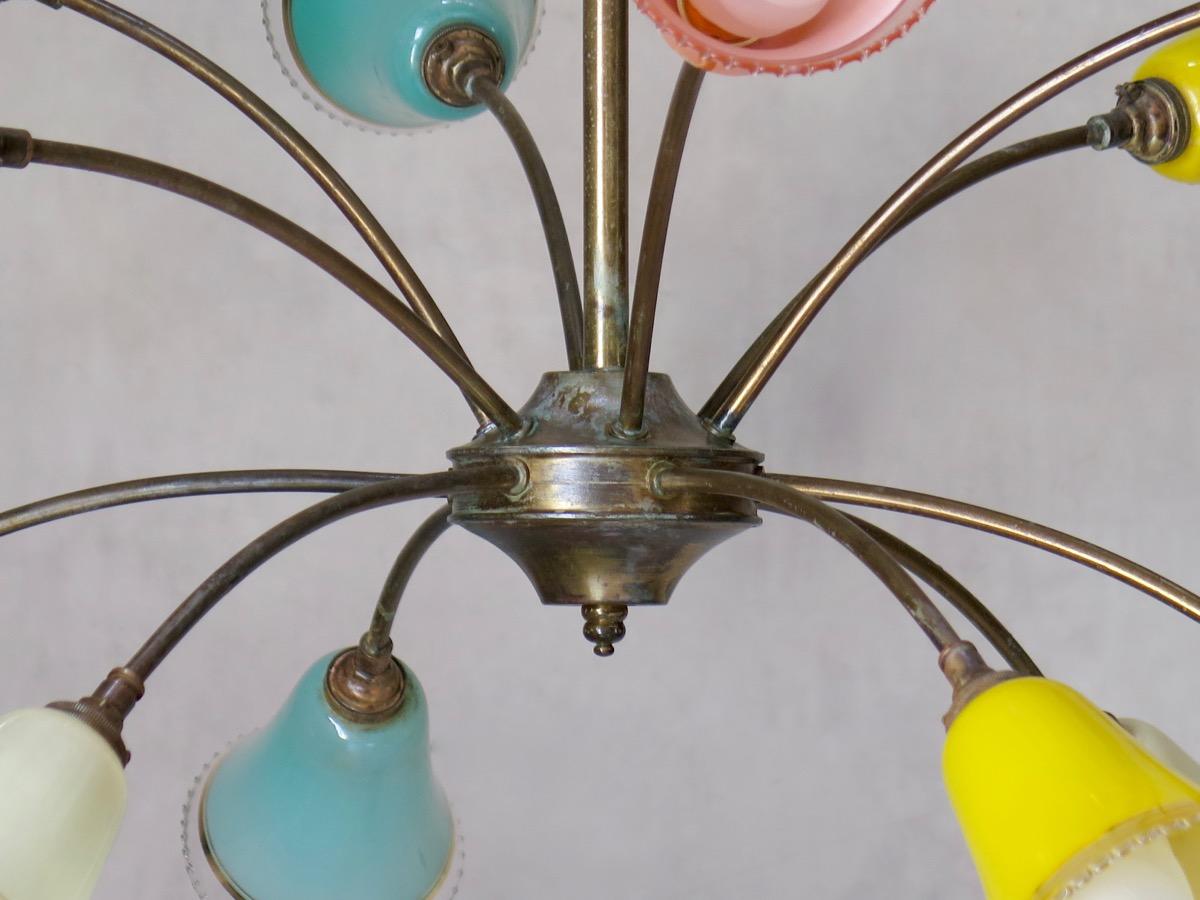 Französischer 1950er Sputnik-Kronleuchter mit farbigen Glasschirmen im Angebot 8