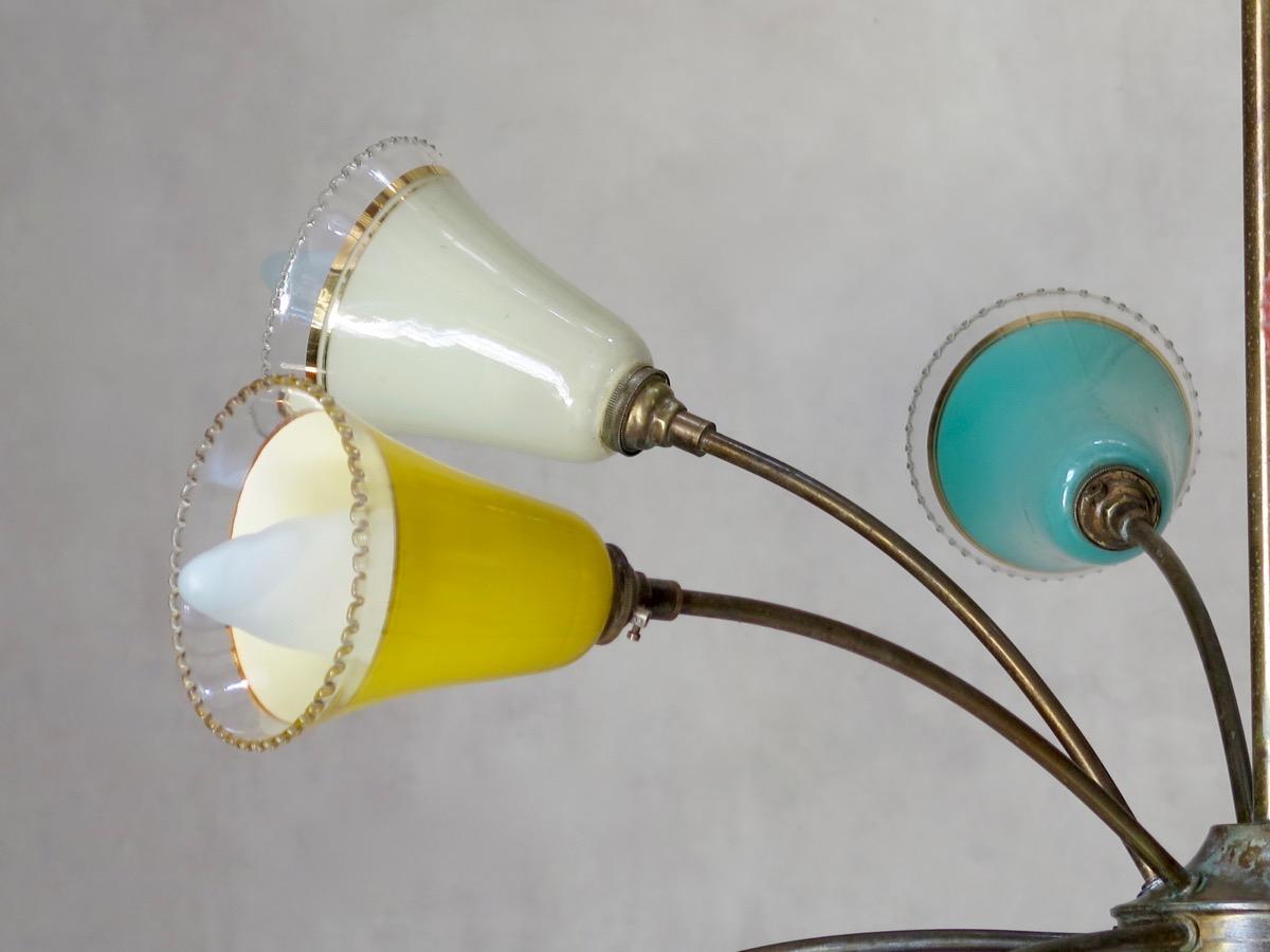 Französischer 1950er Sputnik-Kronleuchter mit farbigen Glasschirmen (Gemalt) im Angebot