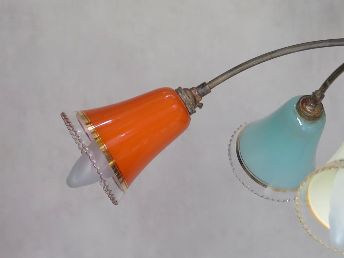 Französischer 1950er Sputnik-Kronleuchter mit farbigen Glasschirmen im Zustand „Gut“ im Angebot in Isle Sur La Sorgue, Vaucluse