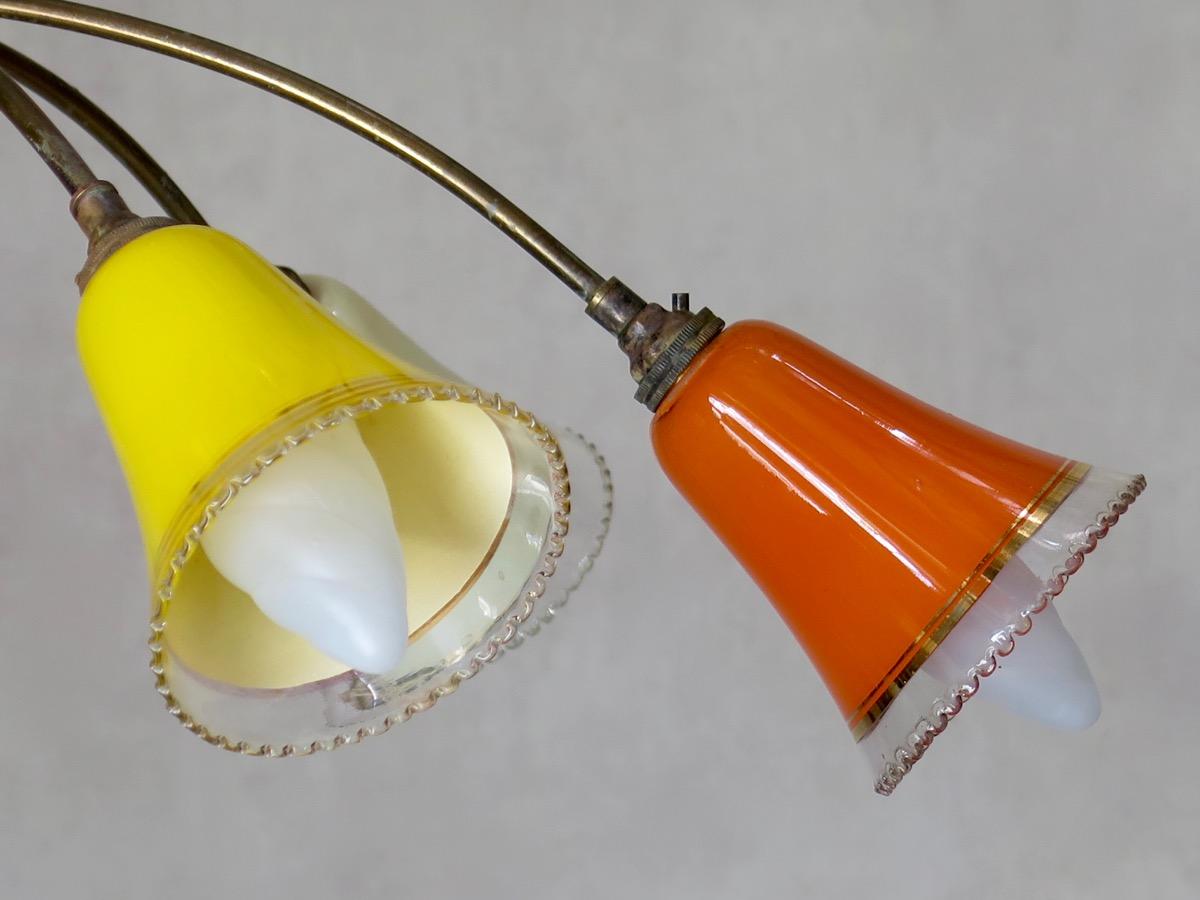 Französischer 1950er Sputnik-Kronleuchter mit farbigen Glasschirmen im Angebot 1