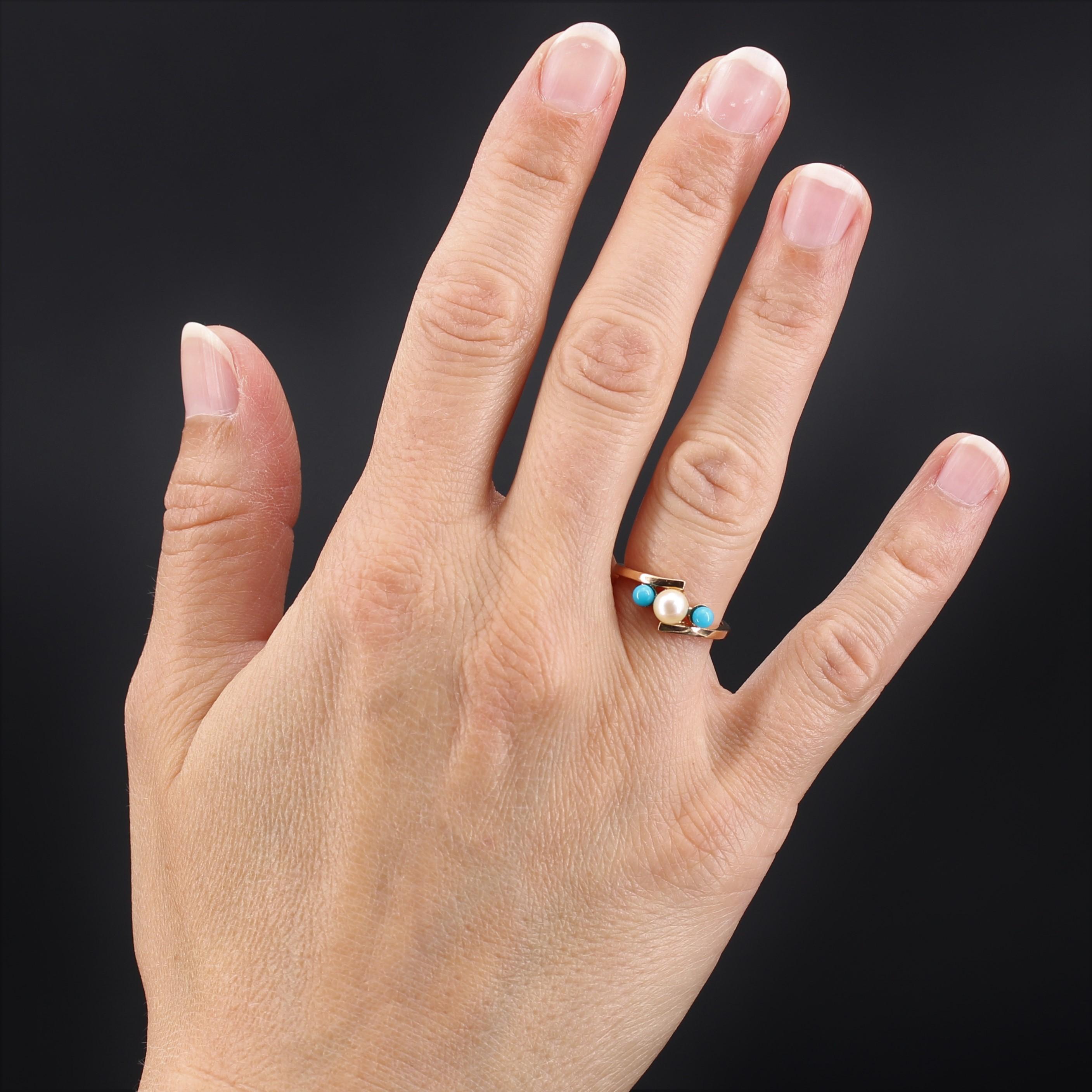 Ring in 18 karat rose gold, eagle head hallmark.
Thin antique ring, its ring is joined retaining in its center a cultured pearl shouldered by 2 pearls of tinted turquoise.
Diameter of the pearl : 4,5/5 mm approximately.
Height : 7,5 mm, width : 11,7