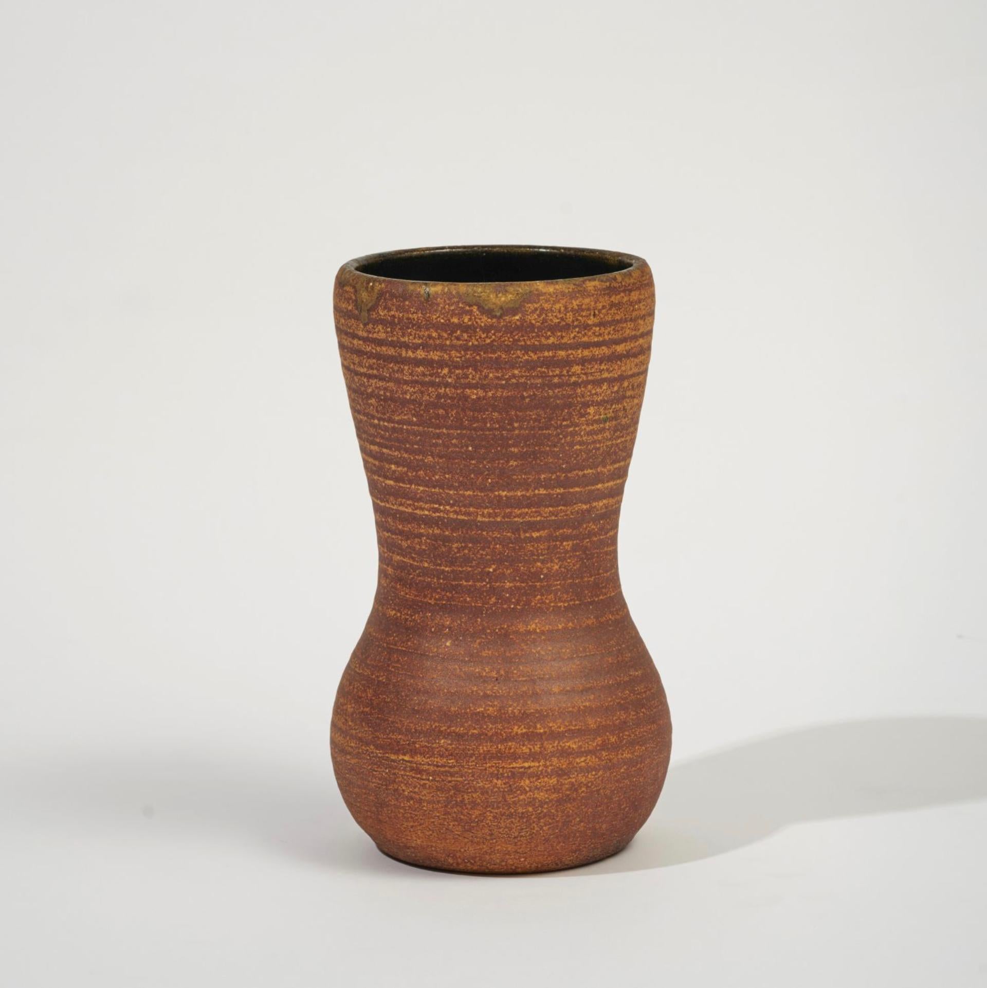Joli et rare vase vintage français des années 1950 par Accolay Pottery. Signé 