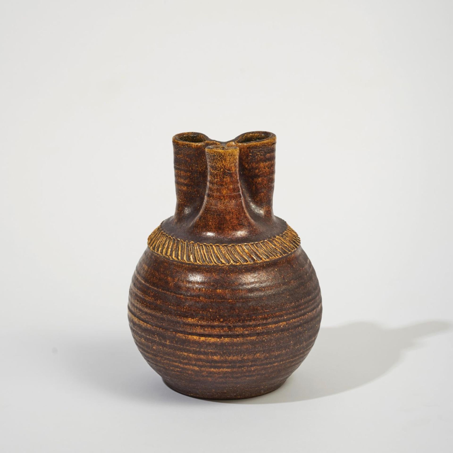 Joli et rare vase vintage français des années 1950 par Accolay Pottery. Signé 