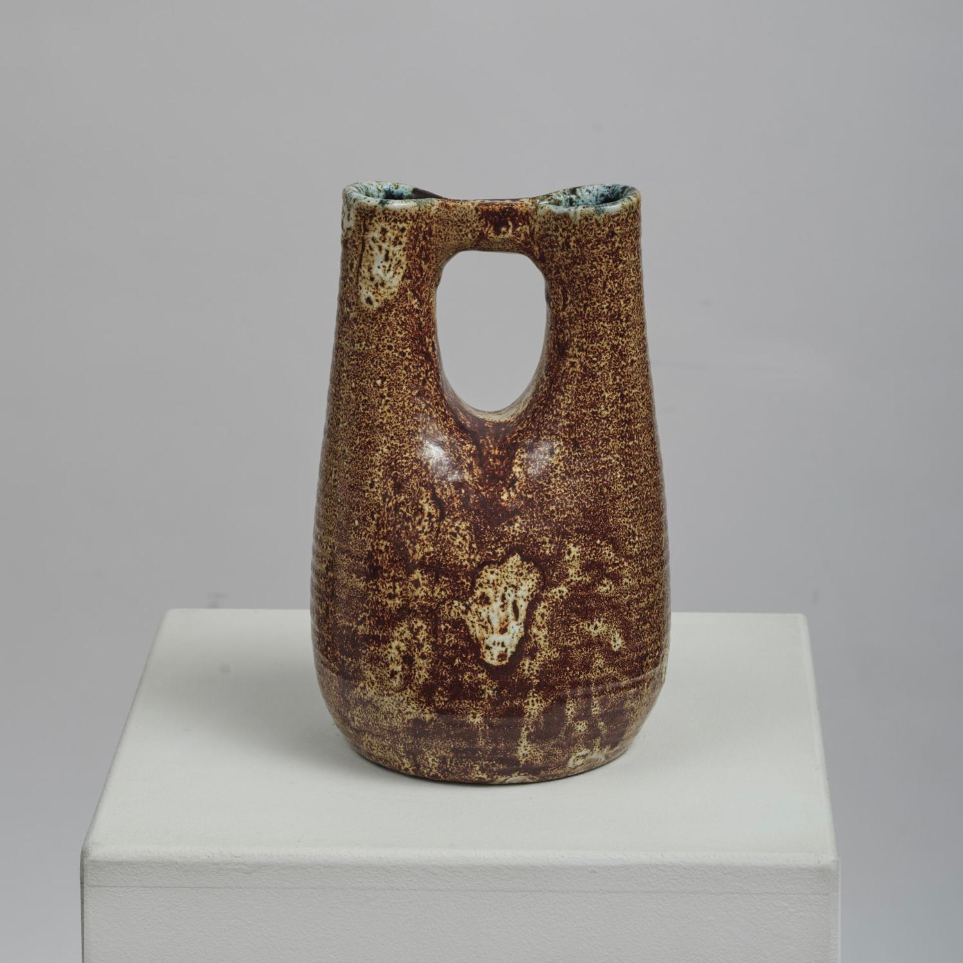 Joli et rare vase vintage français des années 1950 par Accolay Pottery. Non signée.