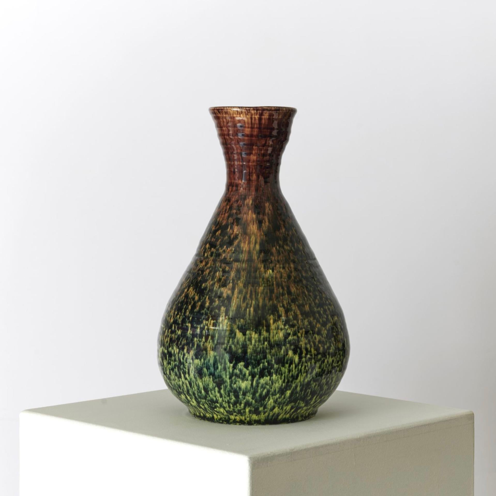 Joli et rare vase vintage français des années 1950 par Accolay Pottery. Signé 