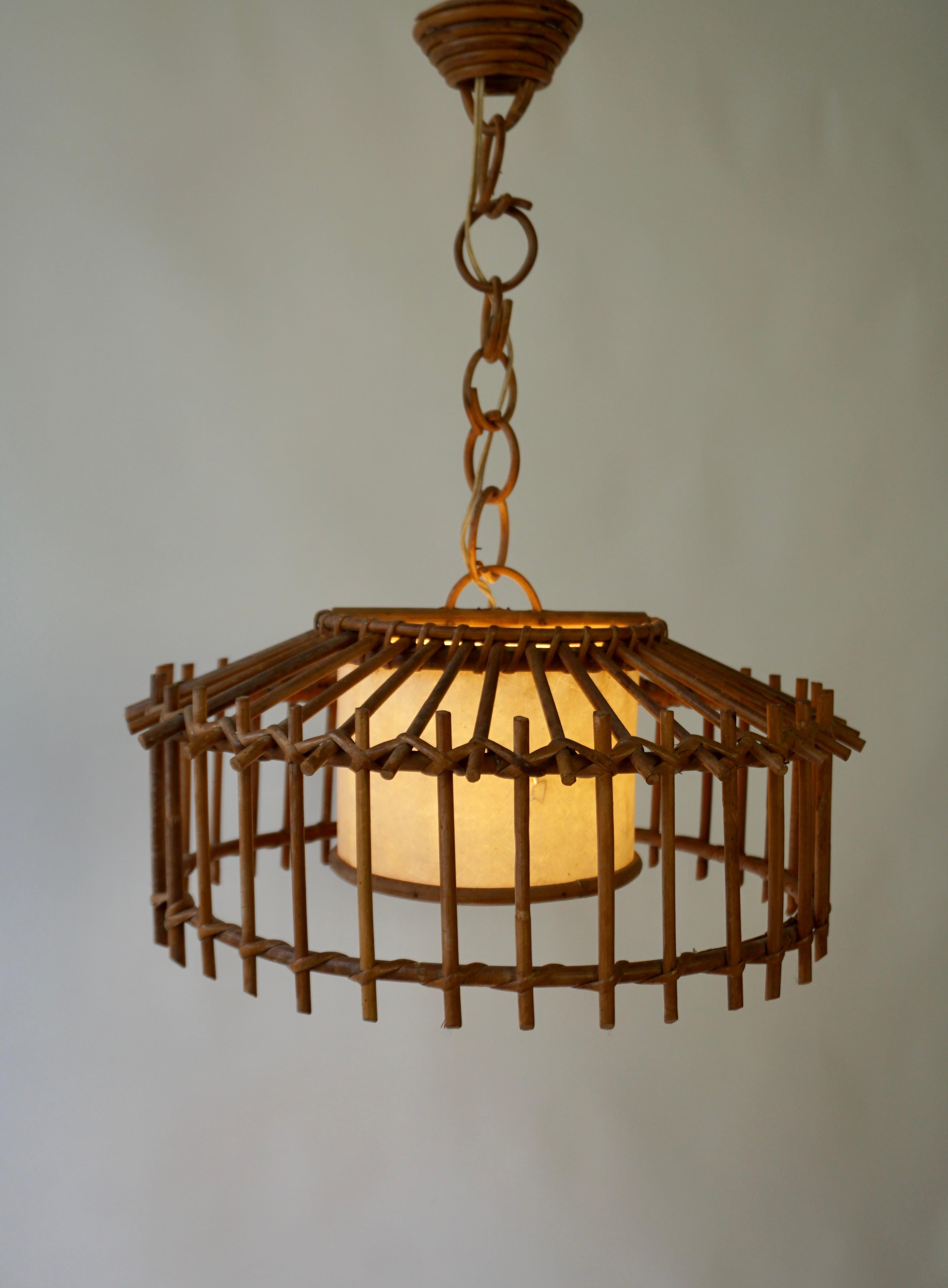 French 1950s Vintage Bamboo & Rattan Pendant Lamp In Good Condition For Sale In Antwerp, BE