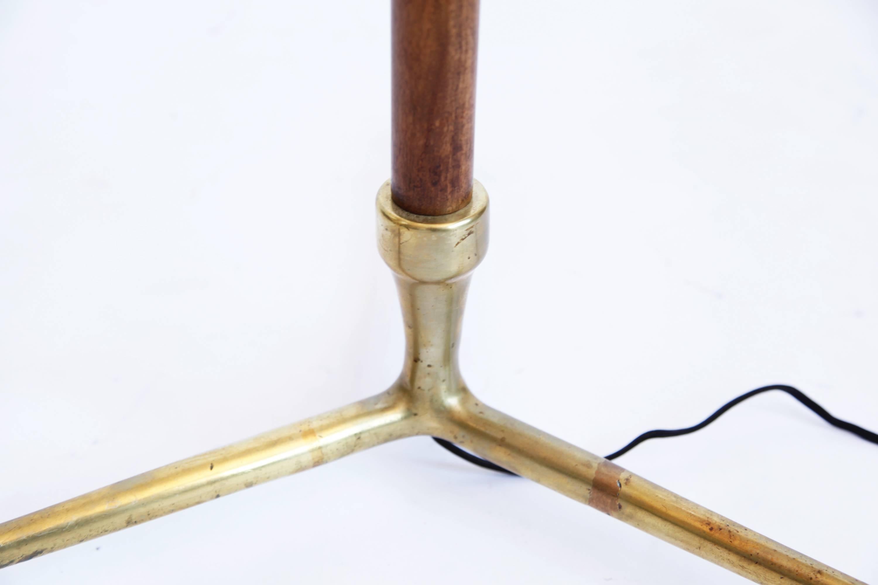 French 1950s Walnut and Brass Adjustable Floor Lamp In Good Condition In New York, NY