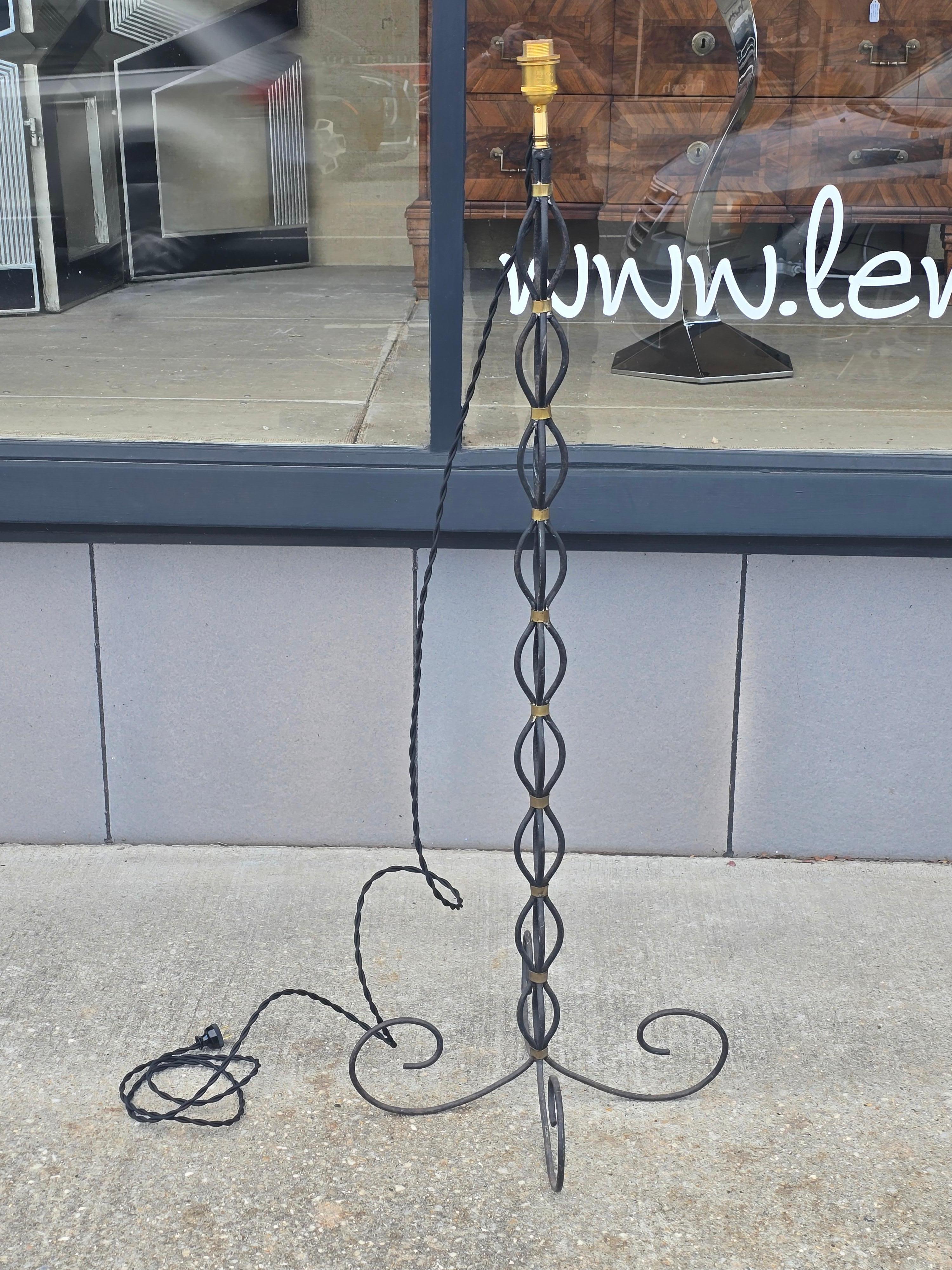 Moderno Lampada da terra francese degli anni '50 in ferro battuto con collari in ottone in vendita