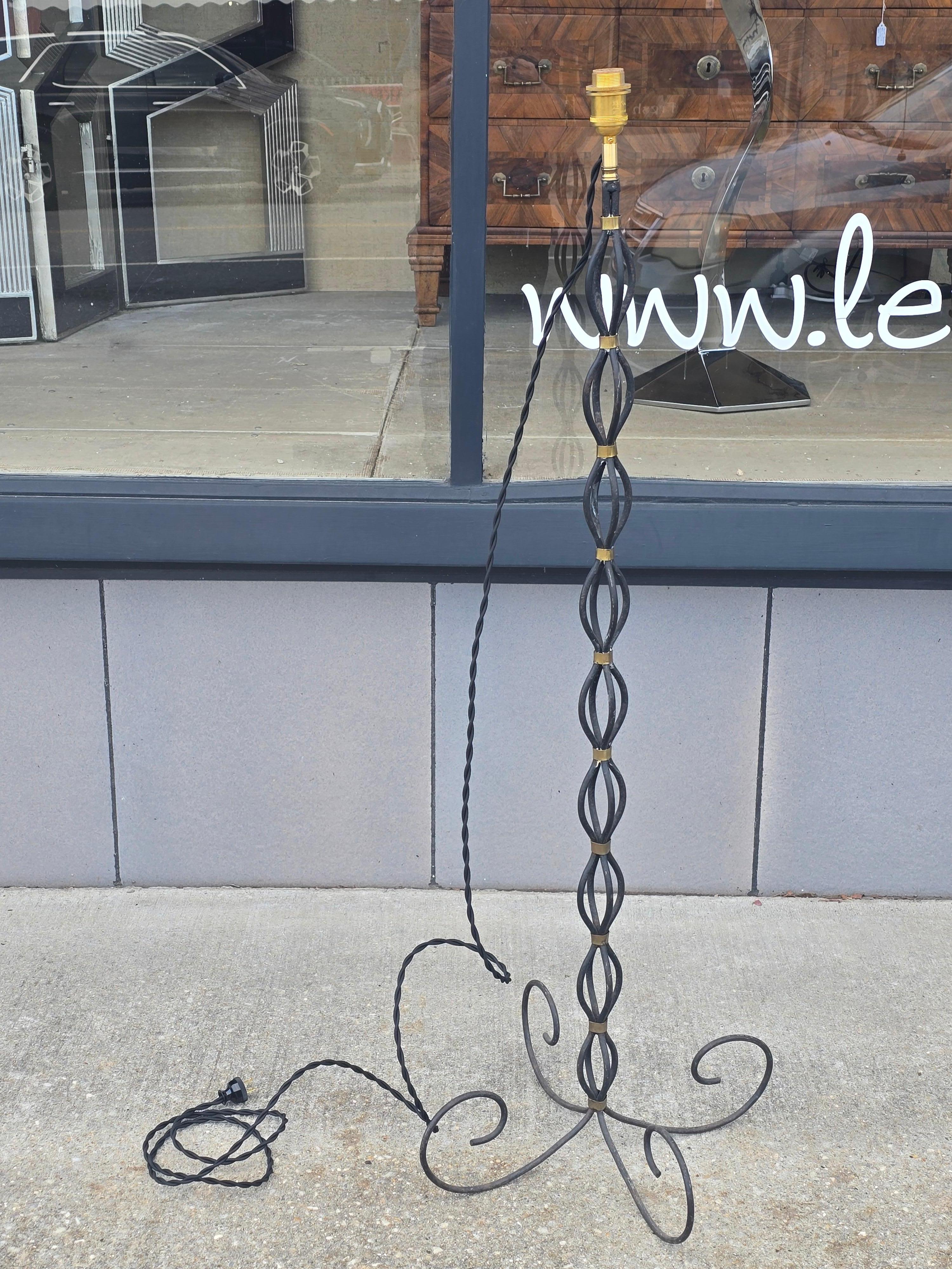 Francese Lampada da terra francese degli anni '50 in ferro battuto con collari in ottone in vendita