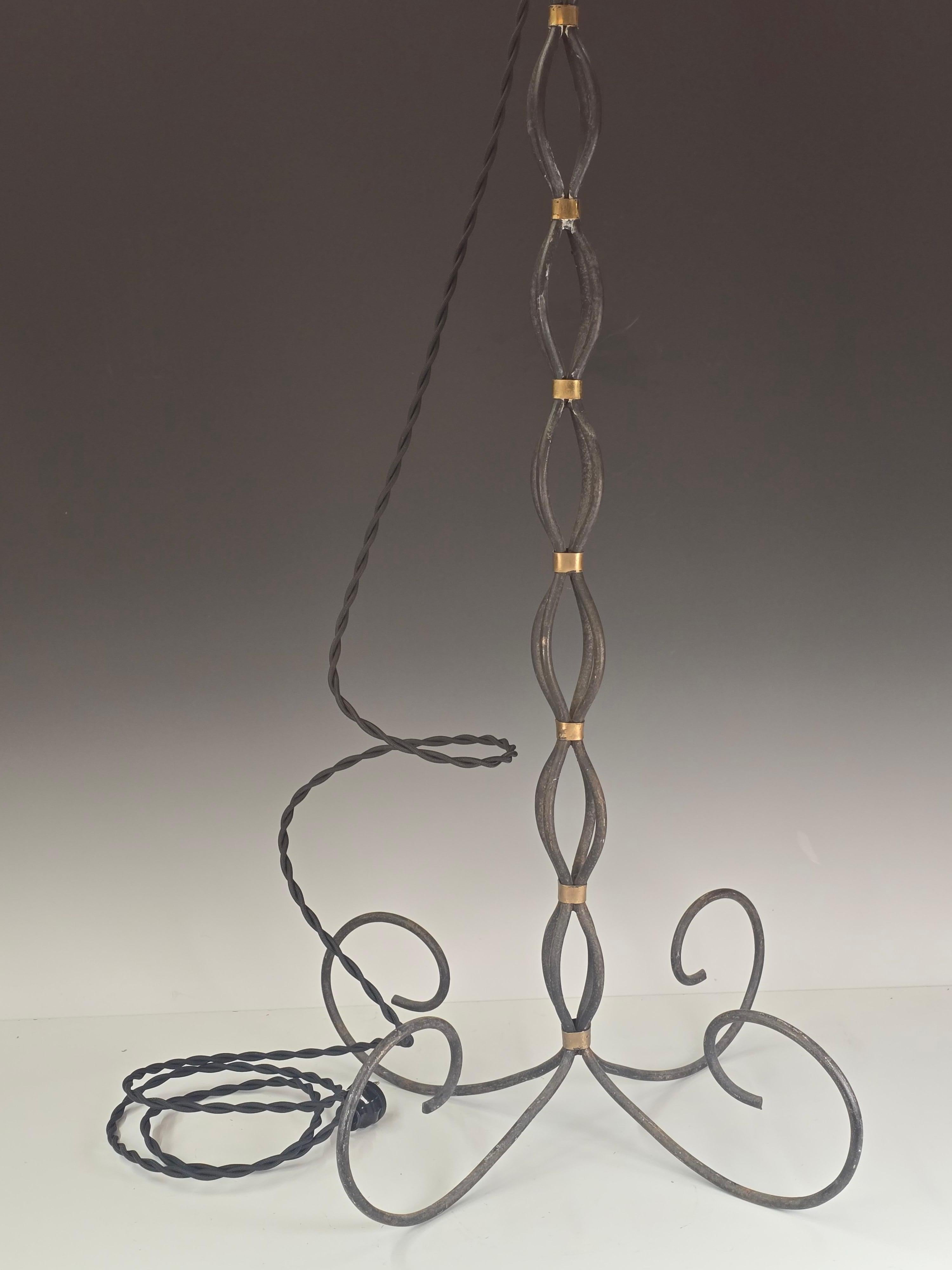 Forgiato Lampada da terra francese degli anni '50 in ferro battuto con collari in ottone in vendita